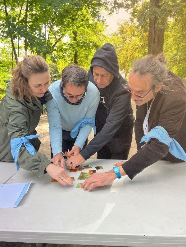 Vue d'un dîner dans un cabaret avec des invités assis autour de tables élégantes, regardant une performance sur scène, éclairée par des lumières tamisées.