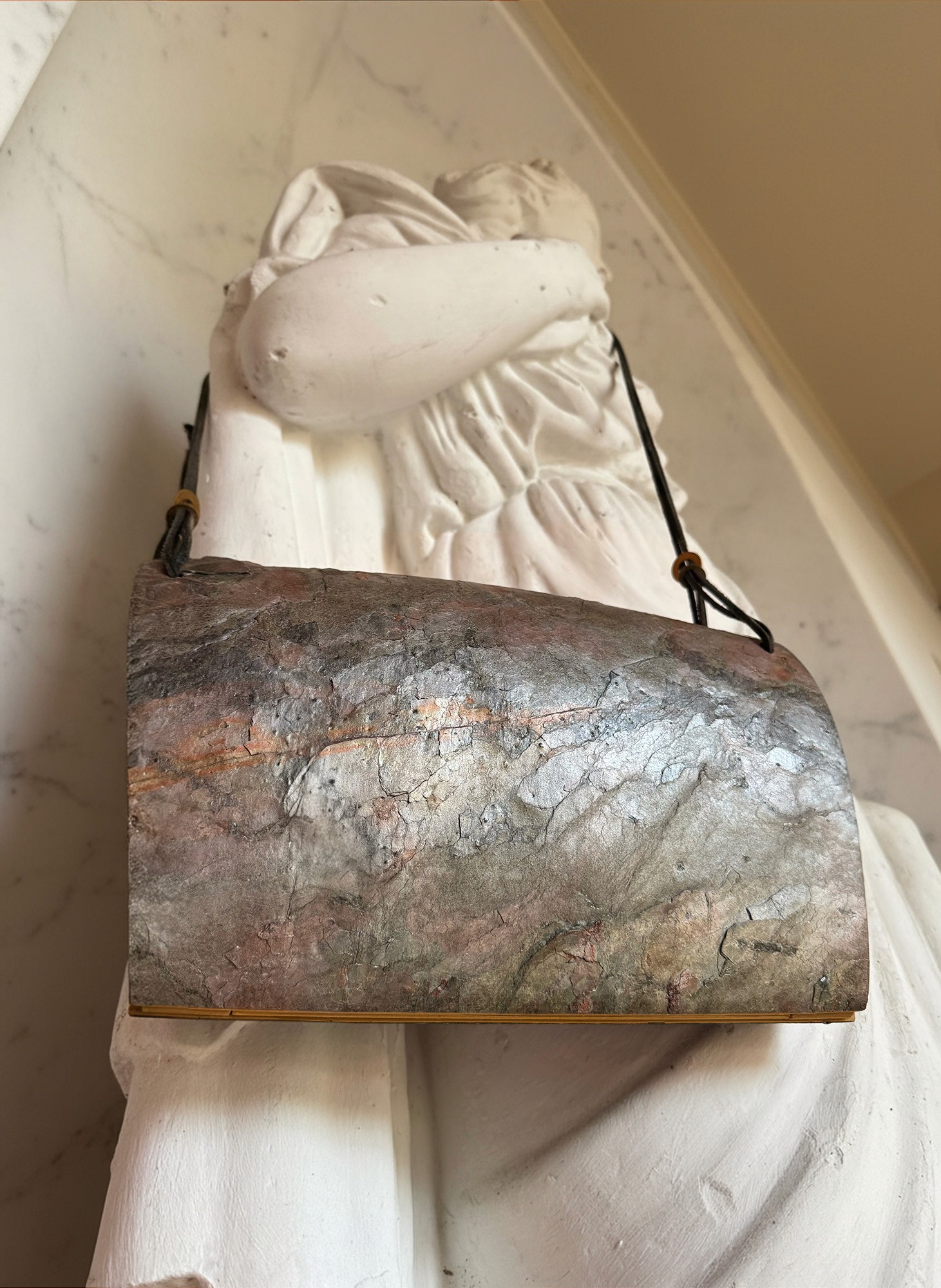 Handtasche Pyroklast mit Schieferoberfläche von unten, getragen