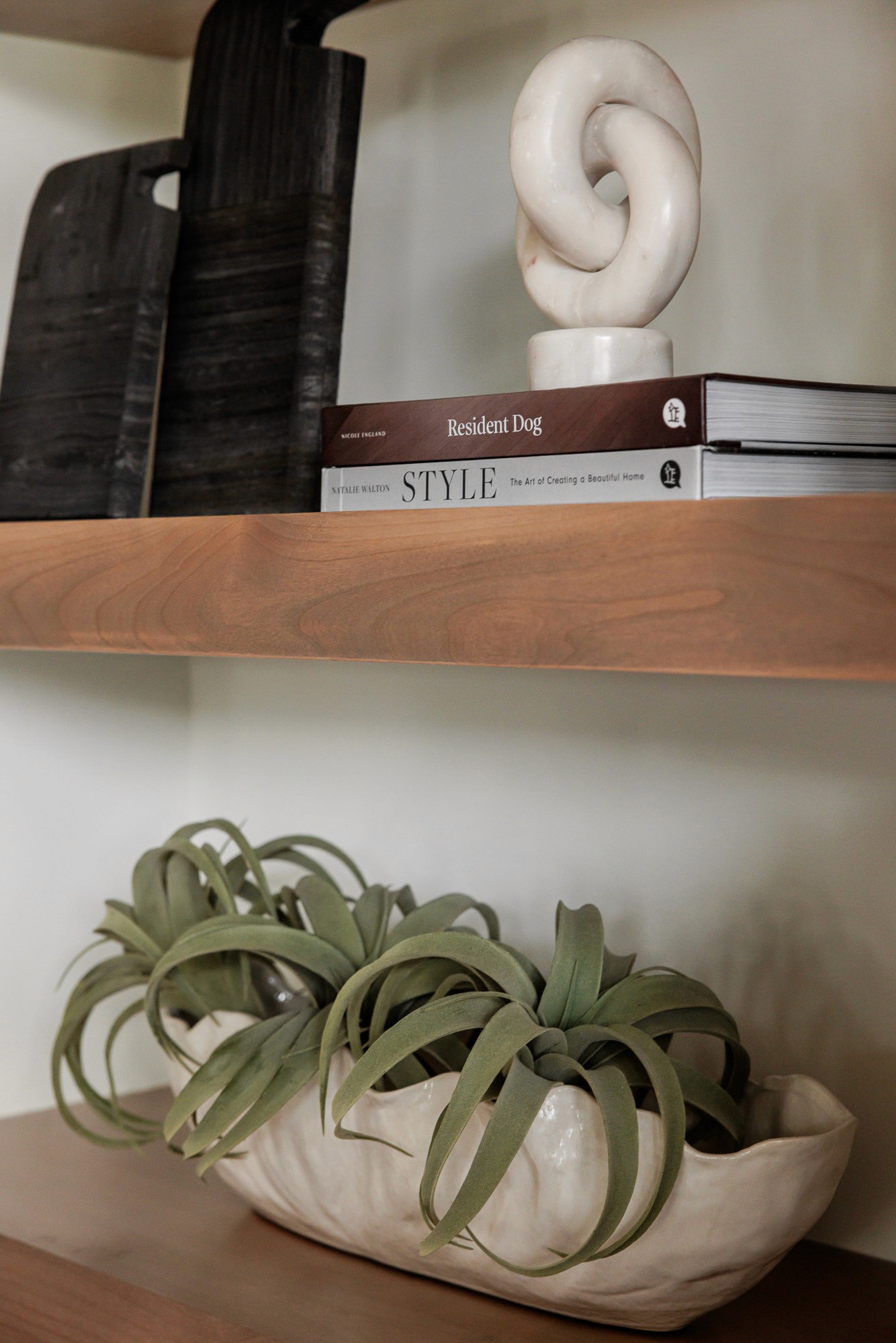 We’re so excited to share details from The Woodinville House: Great Room –– one of our favorite interior design + professional organizing projects in Woodinville, WA.