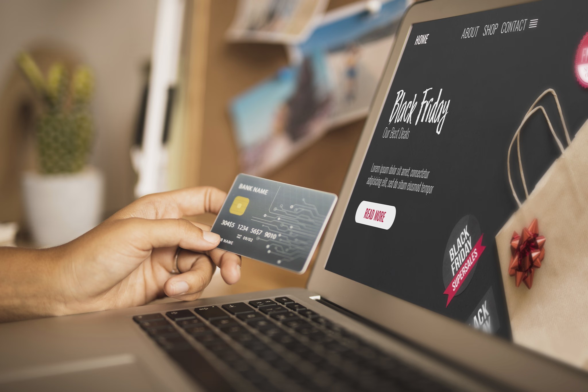 إنفوجرافيك يوضح استراتيجيات نجاح المتاجر الإلكترونية مع رسوم بيانية ومؤشرات أداء، لدعم أصحاب رخصة تجارة الكترونية دبي في تحقيق النمو.