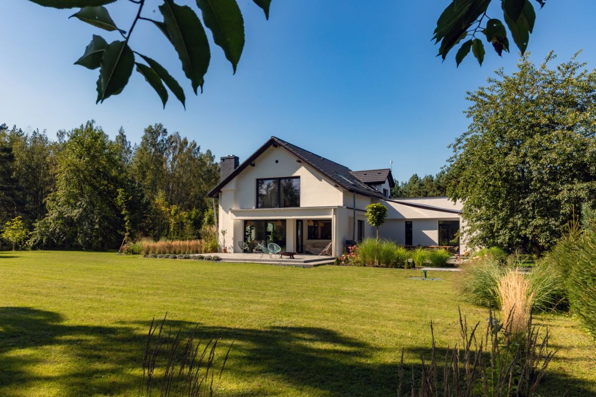 Dynamic picture of a cyclist riding downhill