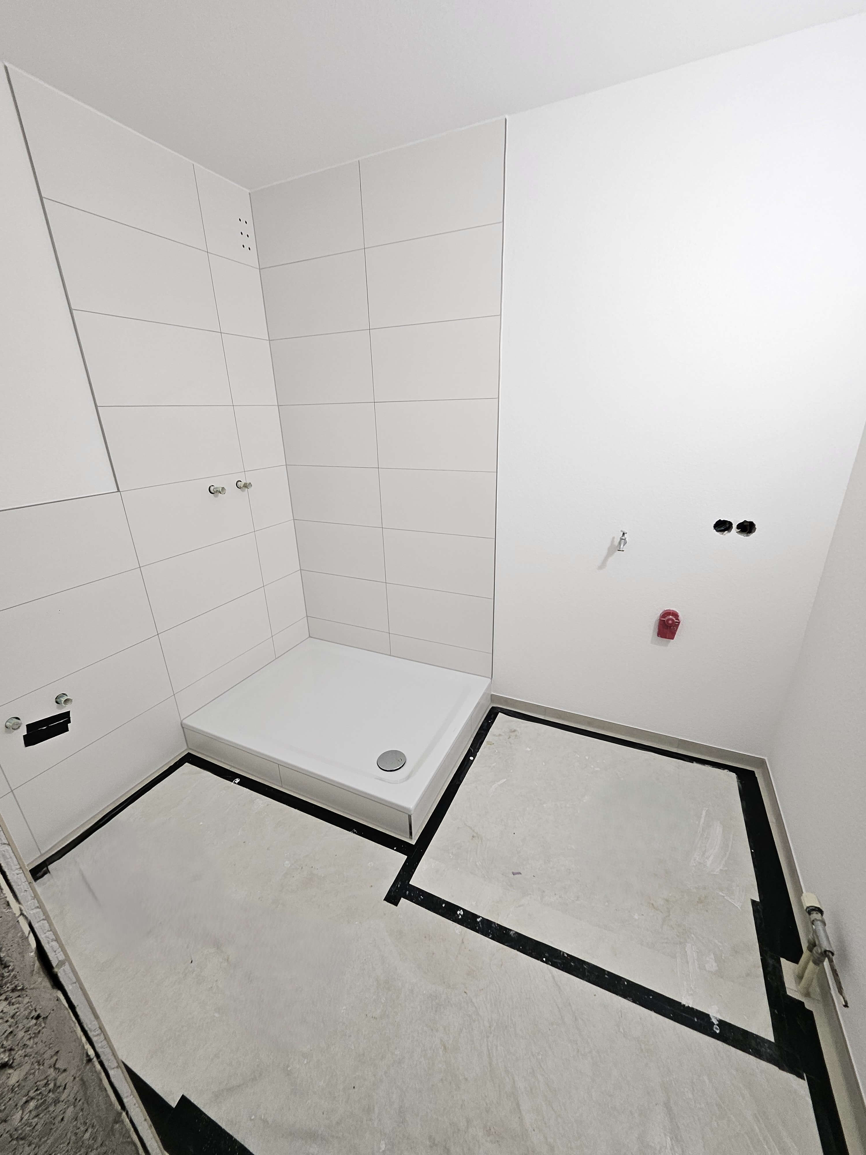 Leckageortung mit Messgerät an feuchter Wand in Heidelberg