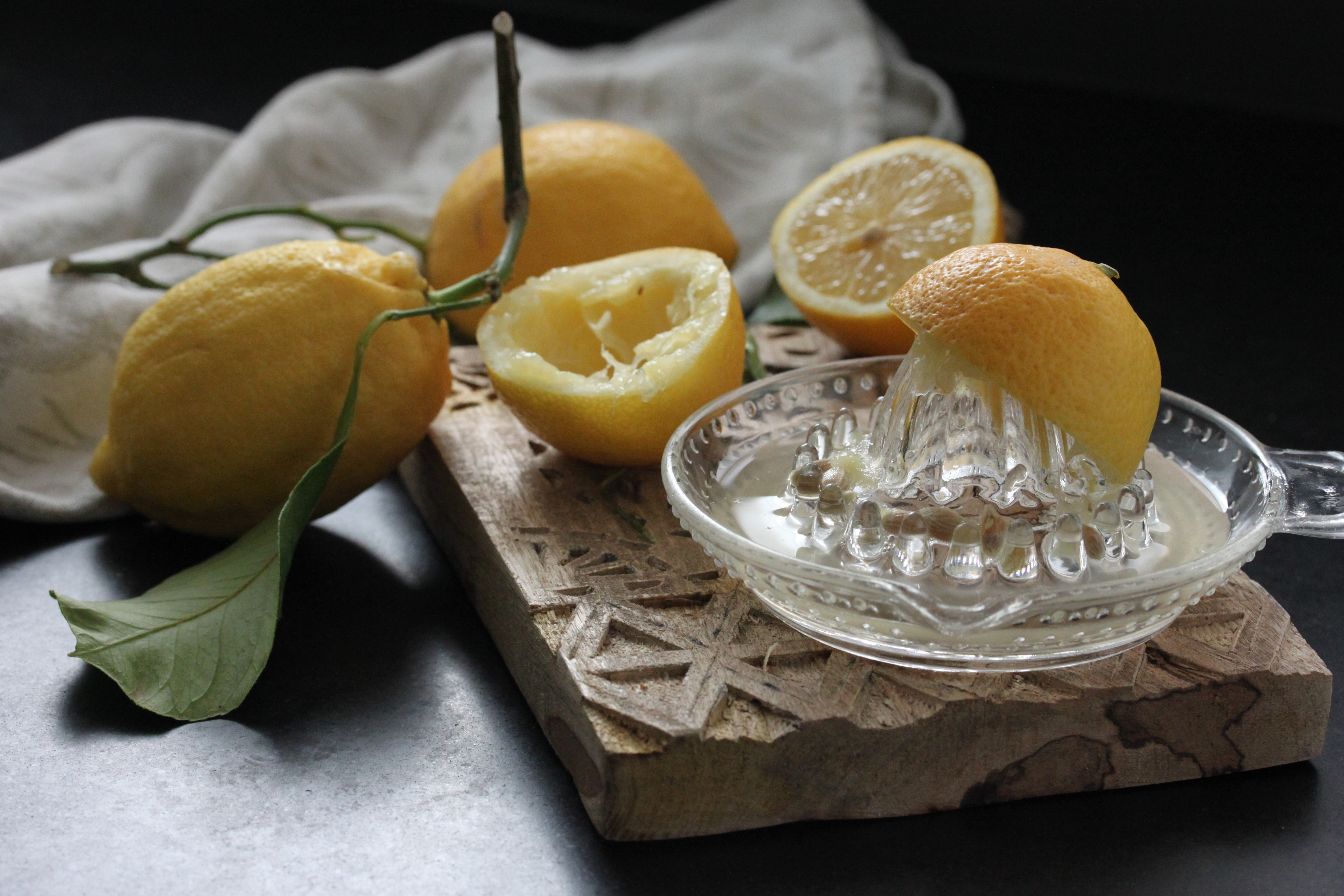 Verschiedene ayurvedische Gerichte und Dips in kleinen Schalena auf Holztisch