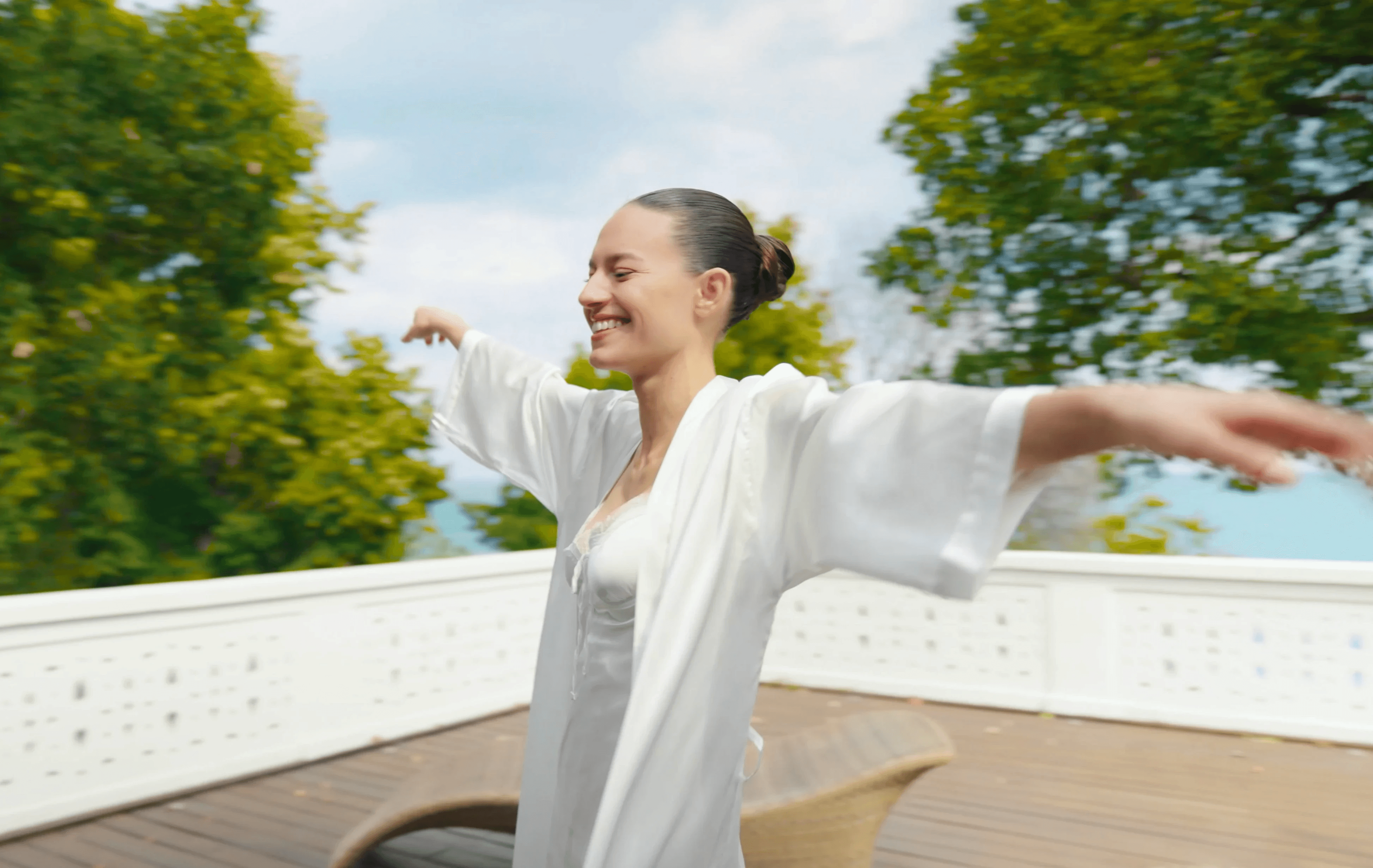 Person with light blue shirt looks to his right side