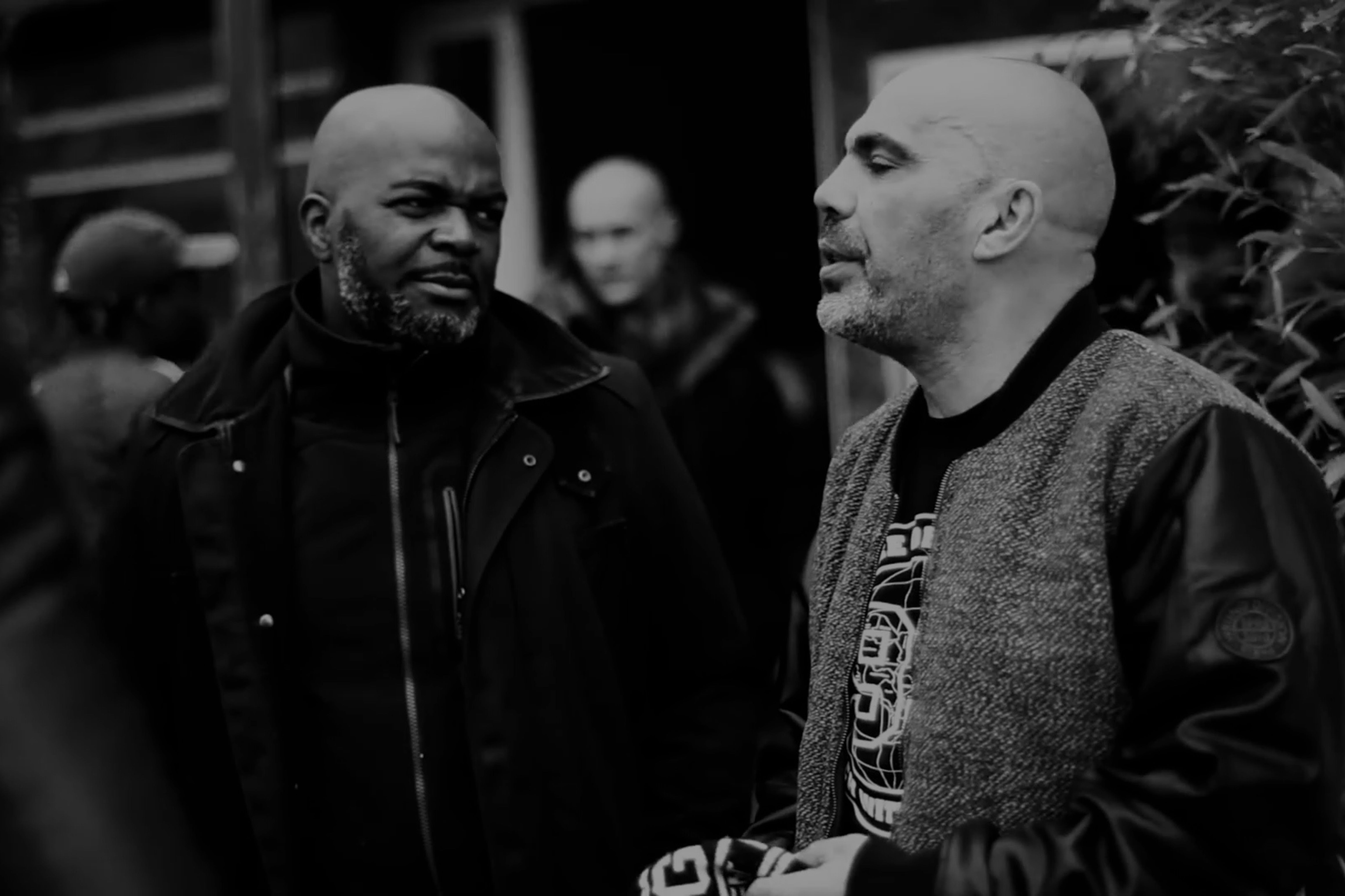 Deux hommes parlent image en noir et blanc