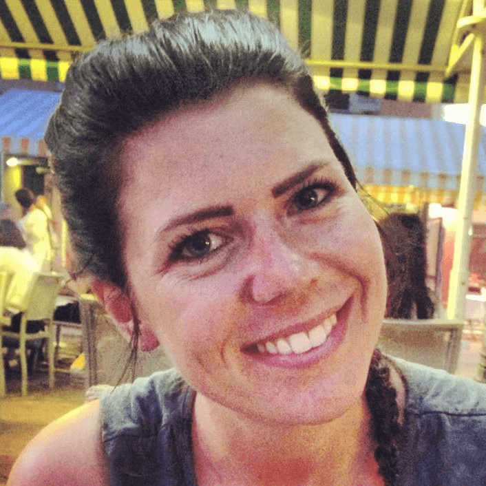 Blid dame i tanktop på fargerik bakgrunn