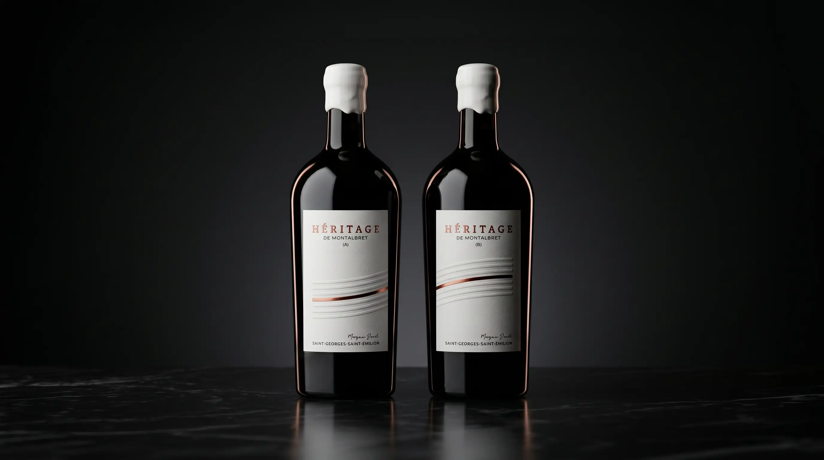 Deux bouteilles de vin Héritage au design élégant et minimaliste.