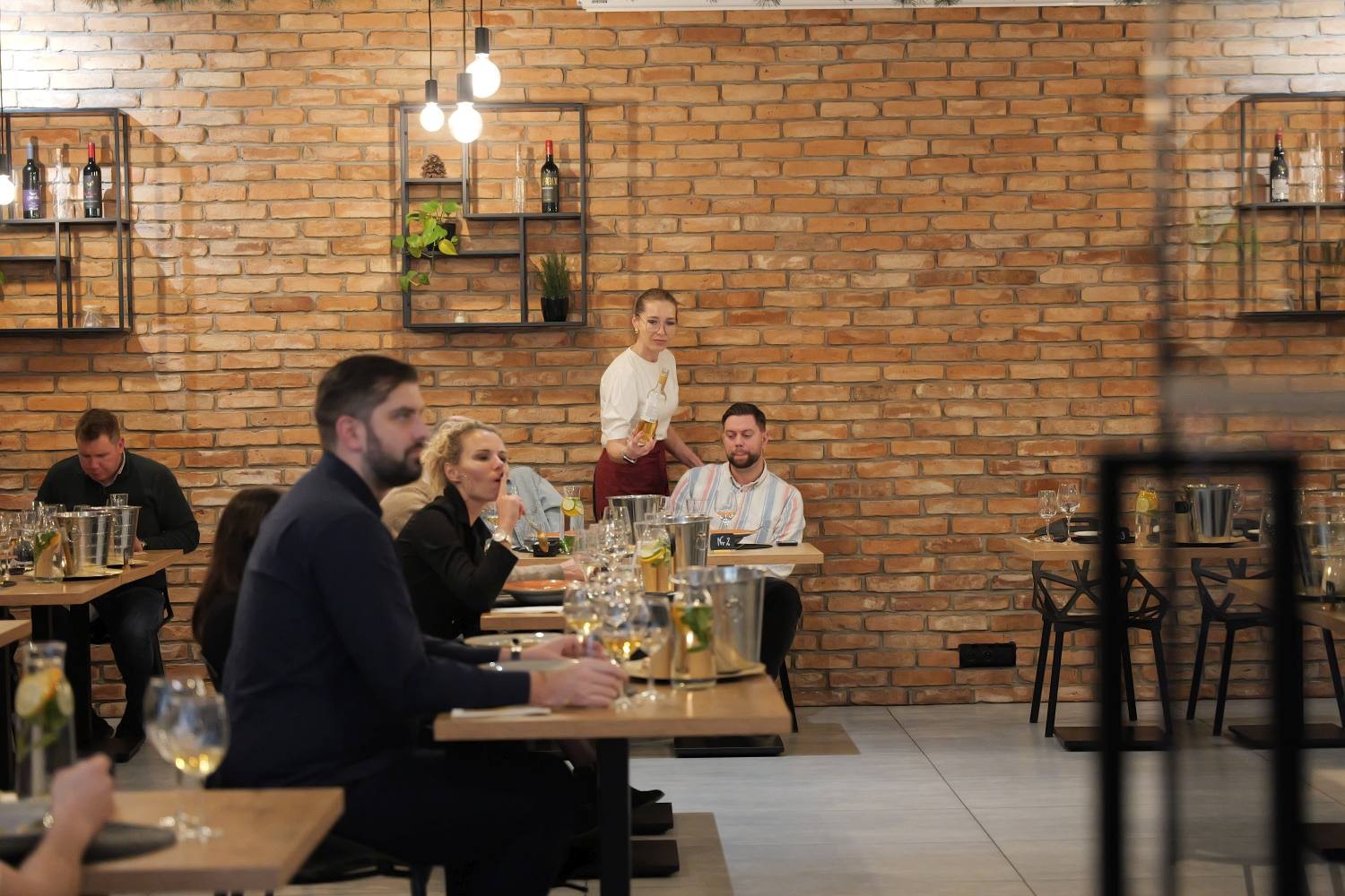 Goście podczas kolacji podsumowującej rok w restauracji Niedźwiedzia 25 pod Poznaniem