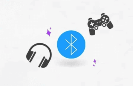 흰색 배경 중앙에 파란색 원형 블루투스 로고가 배치되어 있고, 그 주변으로 검은색 헤드폰 아이콘과 게임 컨트롤러 아이콘이 떠 있는 모습이다.