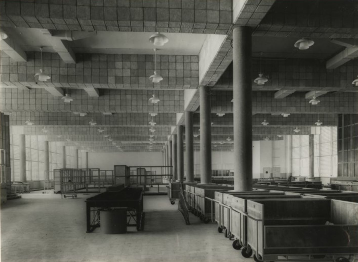 Black and white interior photo of the Stationspostgebouw in use in 1950