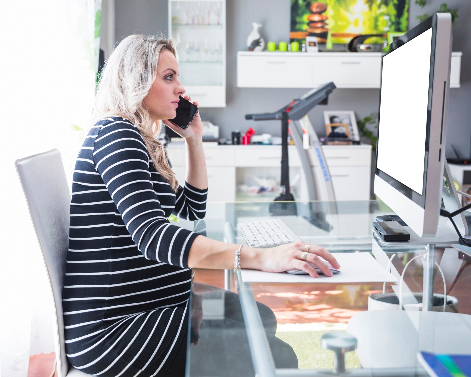 AI-medewerker beantwoordt telefoongesprekken voor een MKB-bedrijf