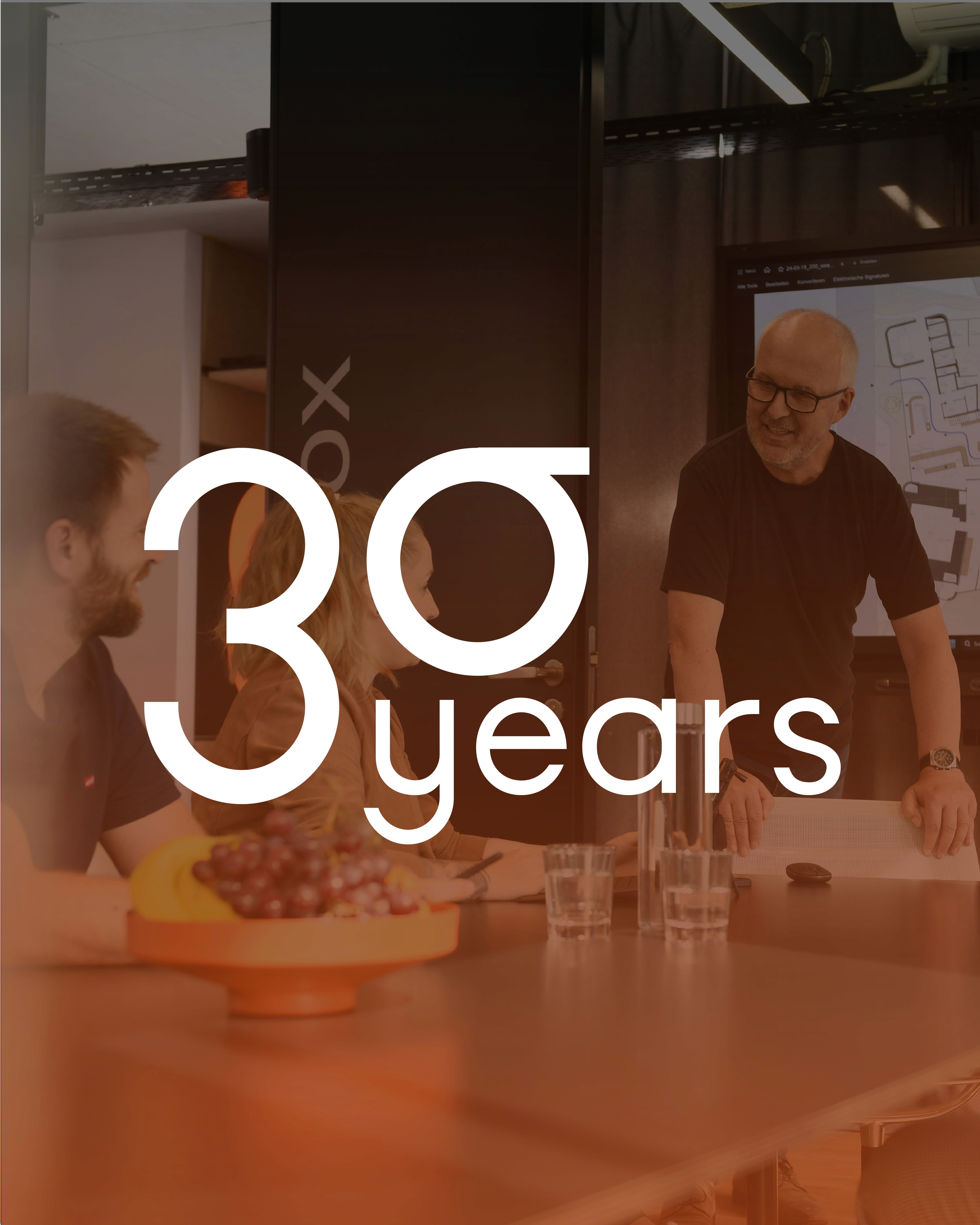 Herr Greb zeichnet Bauplan