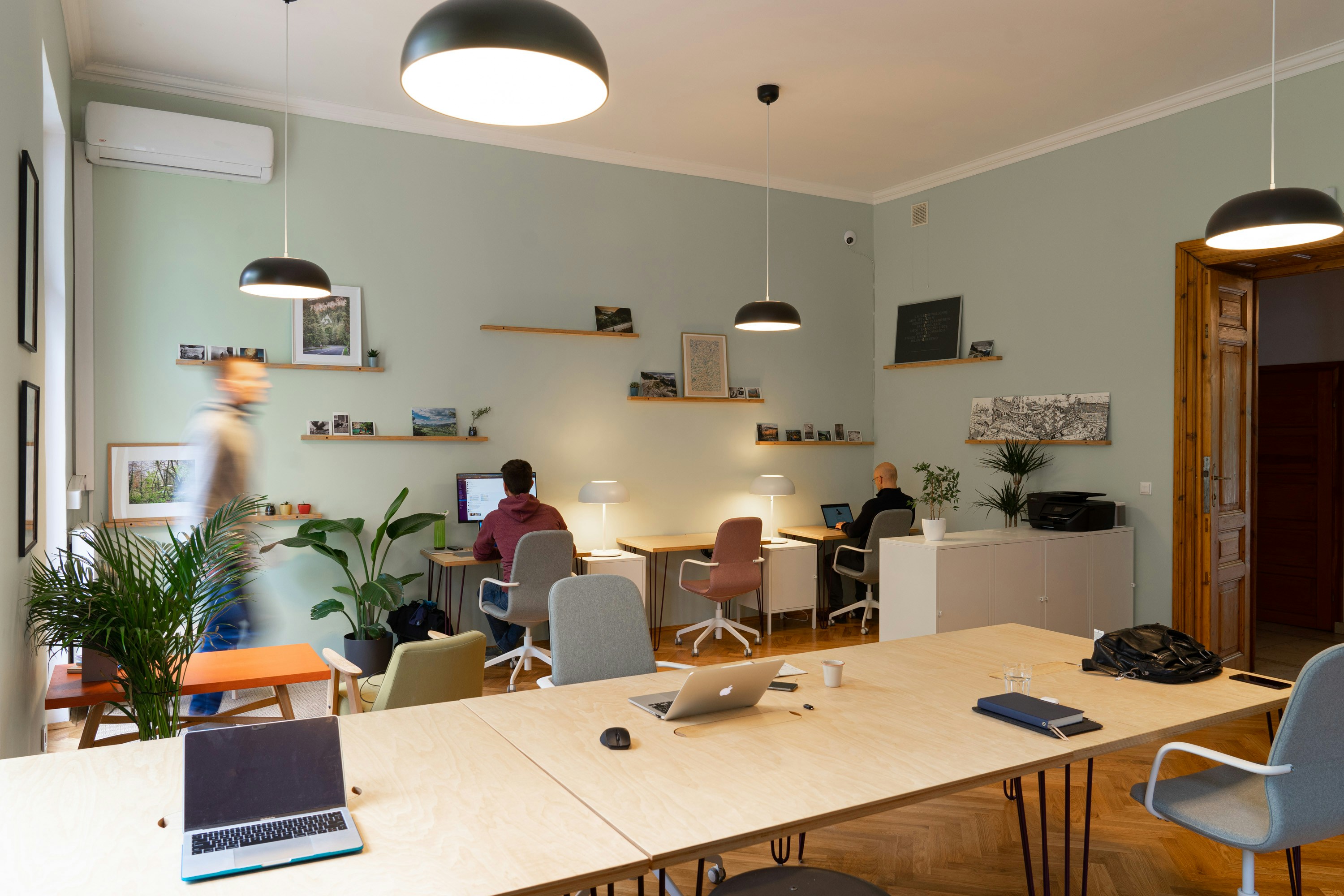 Zwei Leute am Arbeiten im Büro