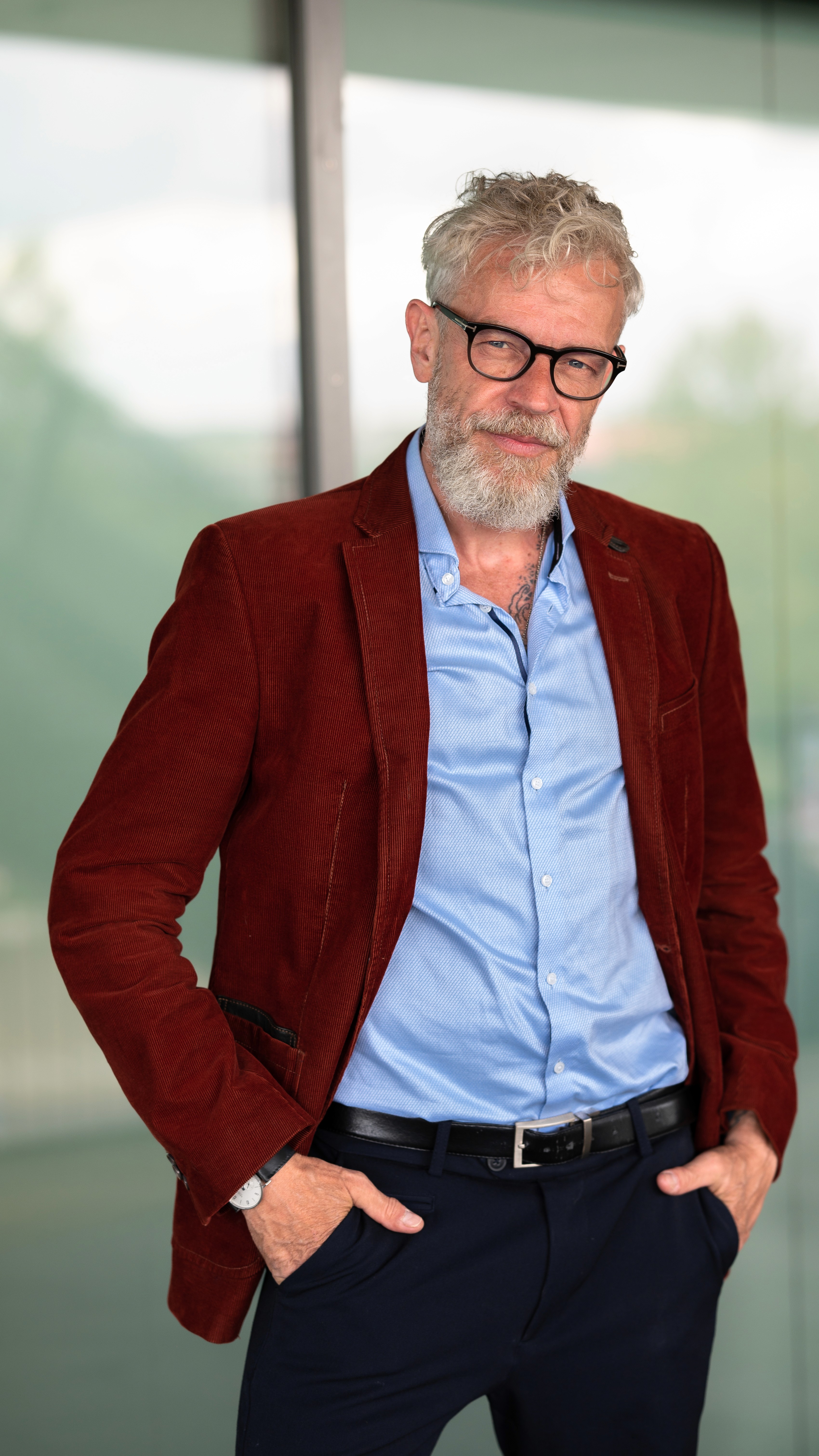 Best Ager oberkörper Frontal Hände in Hosentaschen Graue Haare mit Brille