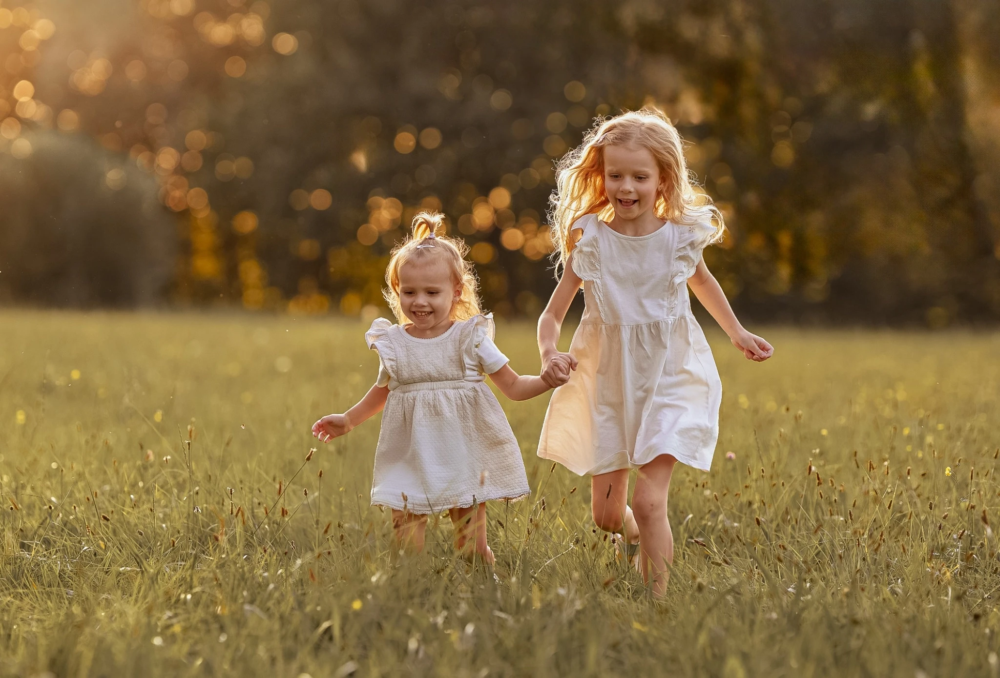  Na zdjęciu widnieje rodzina podczas pikniku na świeżym powietrzu, obok spokojnego jeziora. Składa się z mężczyzny, kobiety i małego dziecka. Mężczyzna ma na sobie jasnoniebieską koszulę i krótkie spodenki, siedzi z przodu i trzyma dziecko na kolanach. Kobieta, ubrana w kolorową sukienkę i kapelusz, siedzi obok i uśmiecha się, patrząc na dziecko. Sceneria jest zielona, z dużą ilością trawy i drzew w tle. Całość tworzy spokojną i sielankową atmosferę.