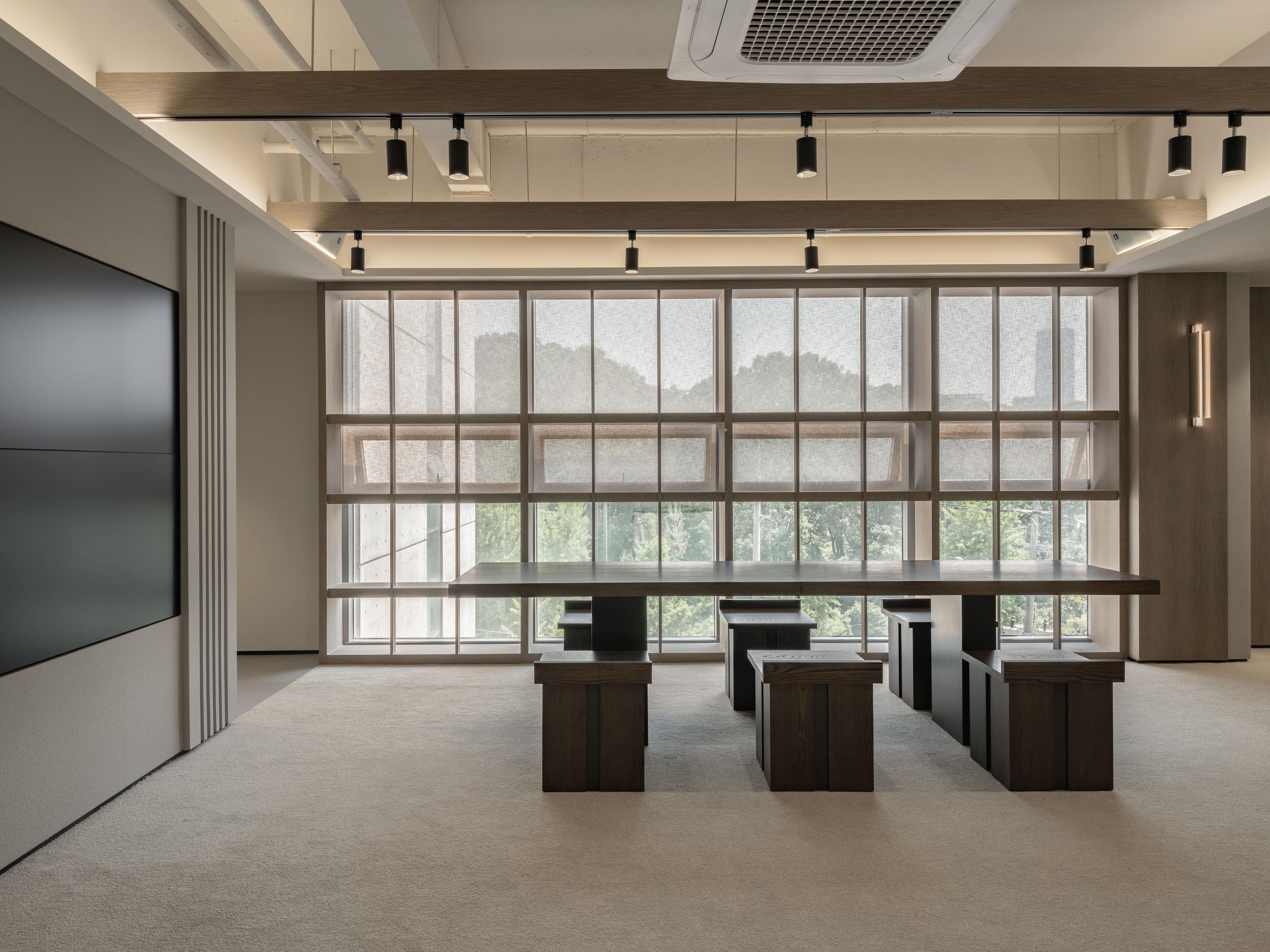 한옥의 구조에서 영감받은 퓨처플레이의 메인 라운지 모습