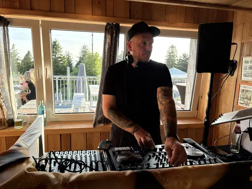 DJ Geib legt auf dem großen Feldberg auf