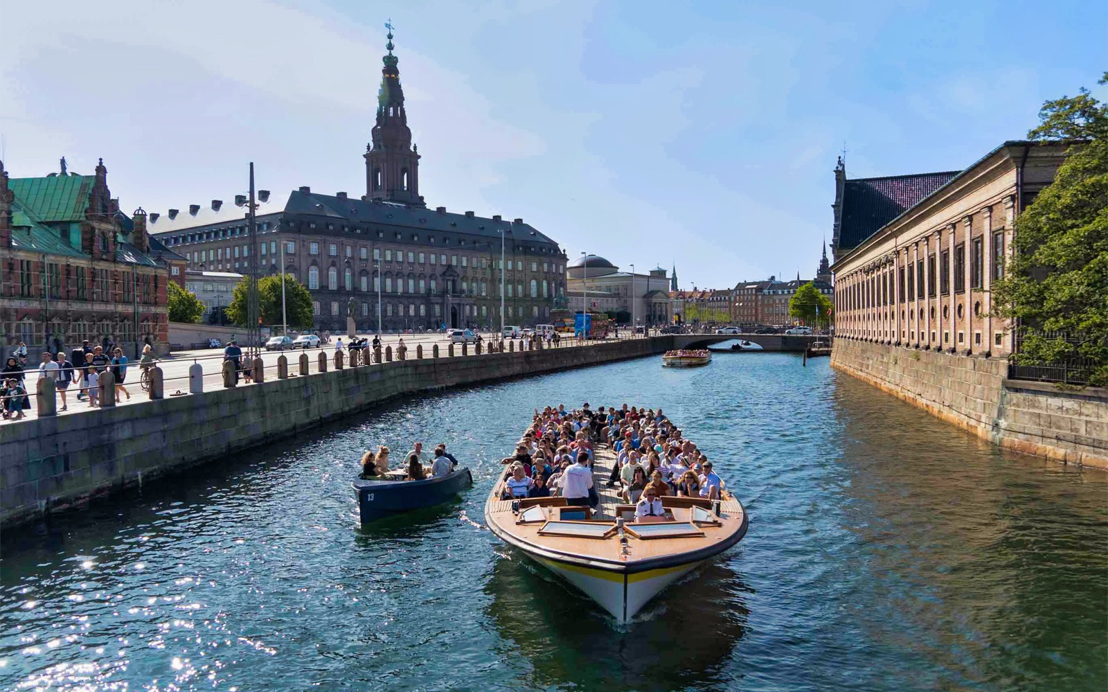 Hajókirándulás a koppenhágai csatornán, a Christiansborg palota közelében.