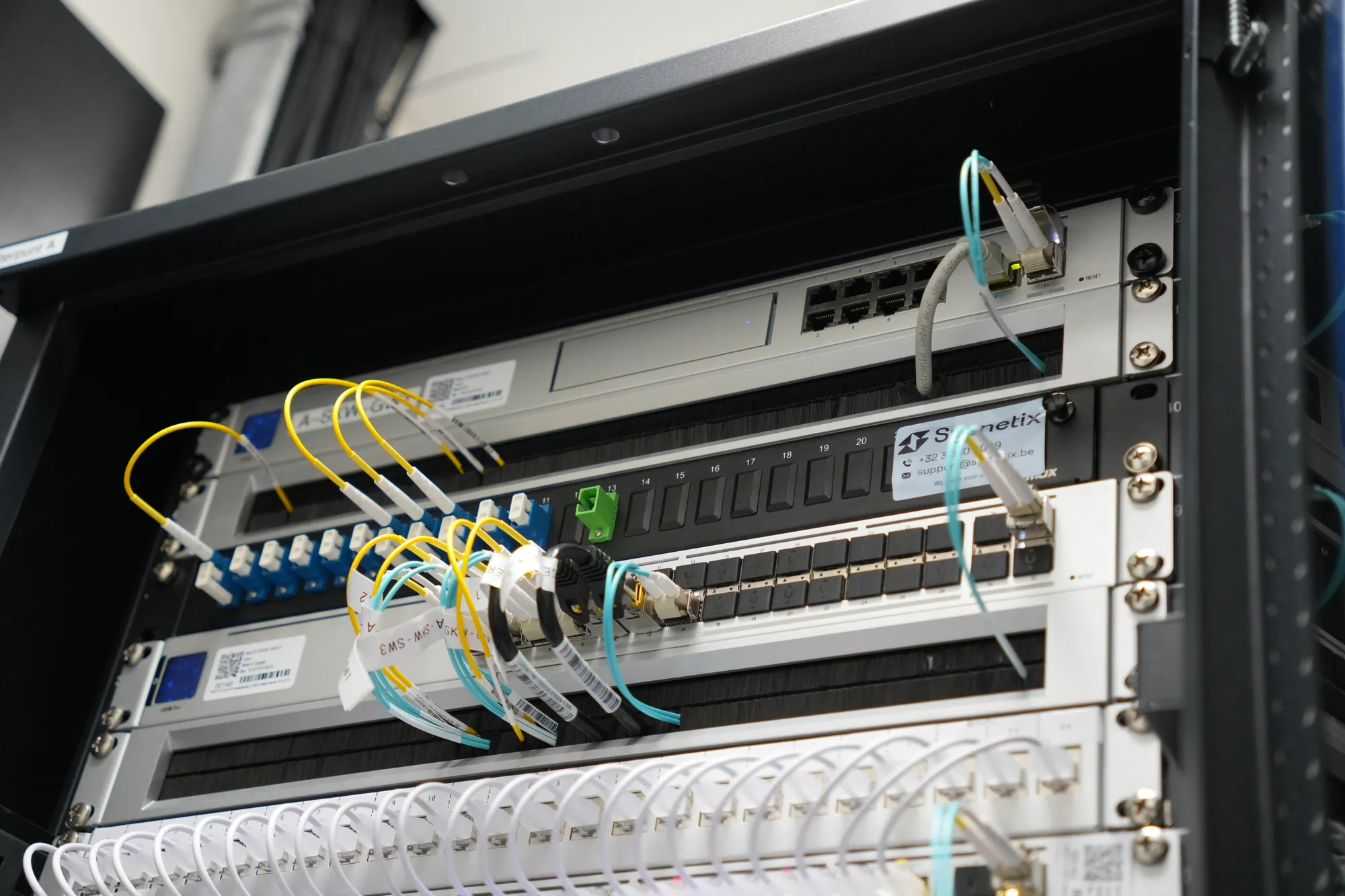 Glasvezelverbindingen en switches bovenaan het AAQUA-rack