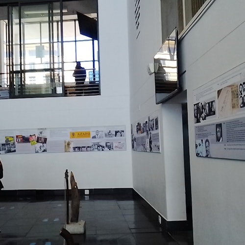 纳尔逊·曼德拉前往罗本岛小型艺术画廊的门户。