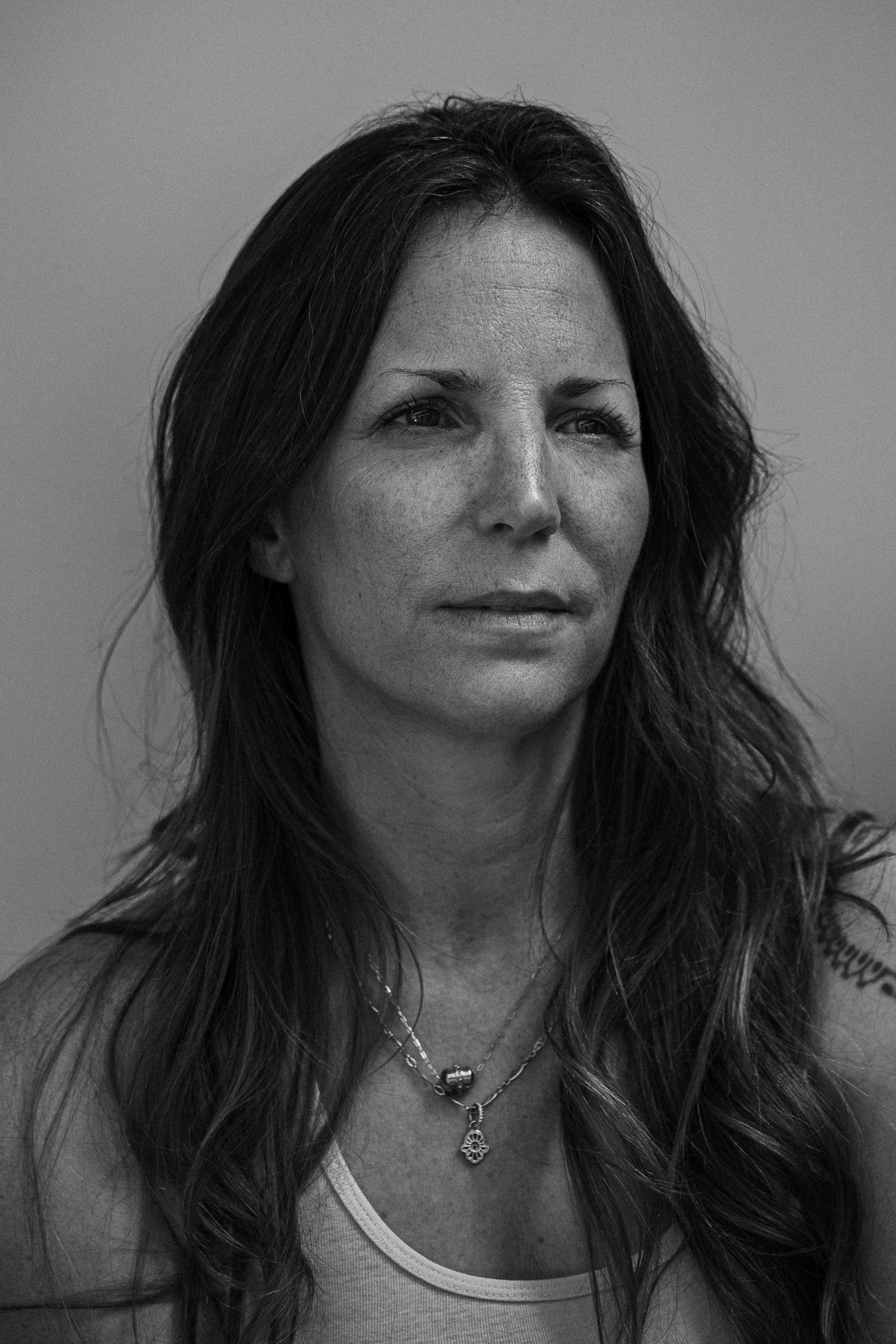 Portrait en noir et blanc d’une femme lors d’un shooting photo, photographie de portrait par Robin Masson