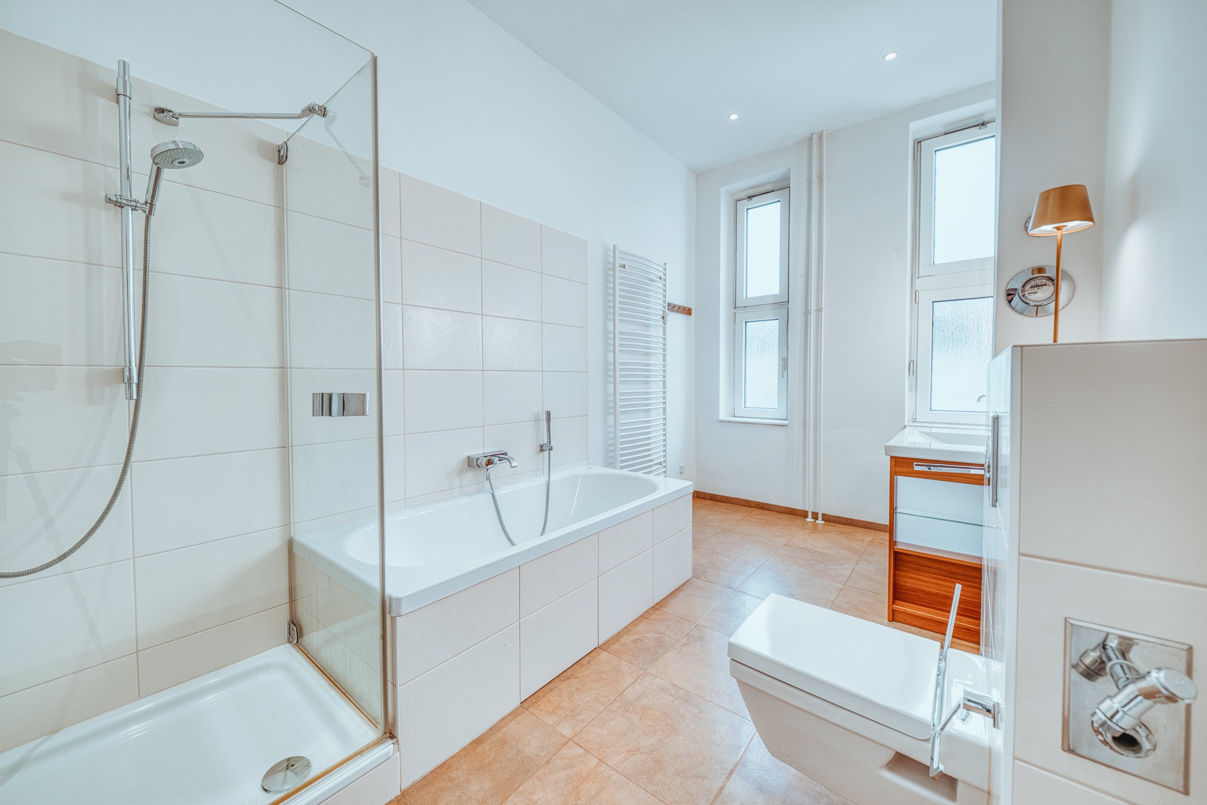 Altbau Modernisiertes Badezimmer, Prenzlauer Berg Berlin, Immobilienfotografie