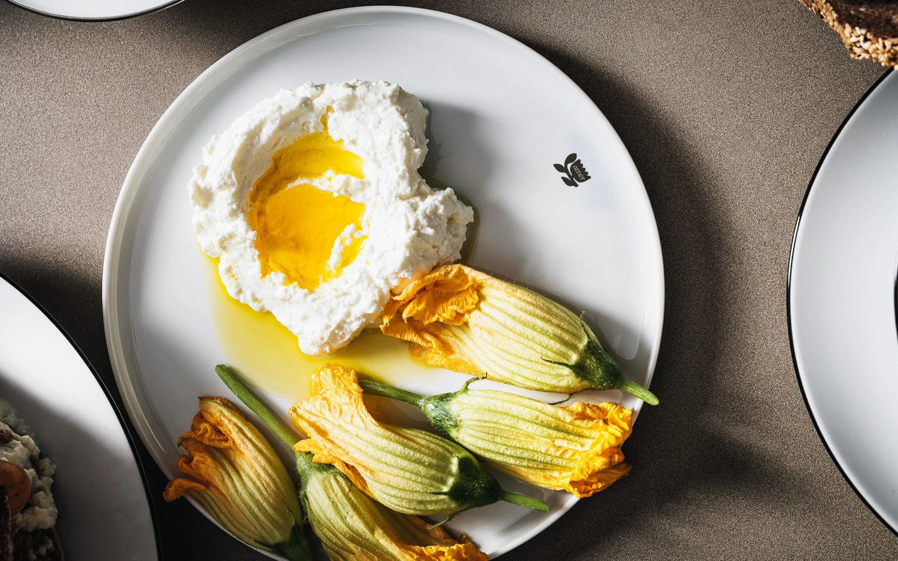 assiette fleur de courgette restaurant Amer à Malmedy, Belgique. Marquage du logo sur l'assiette