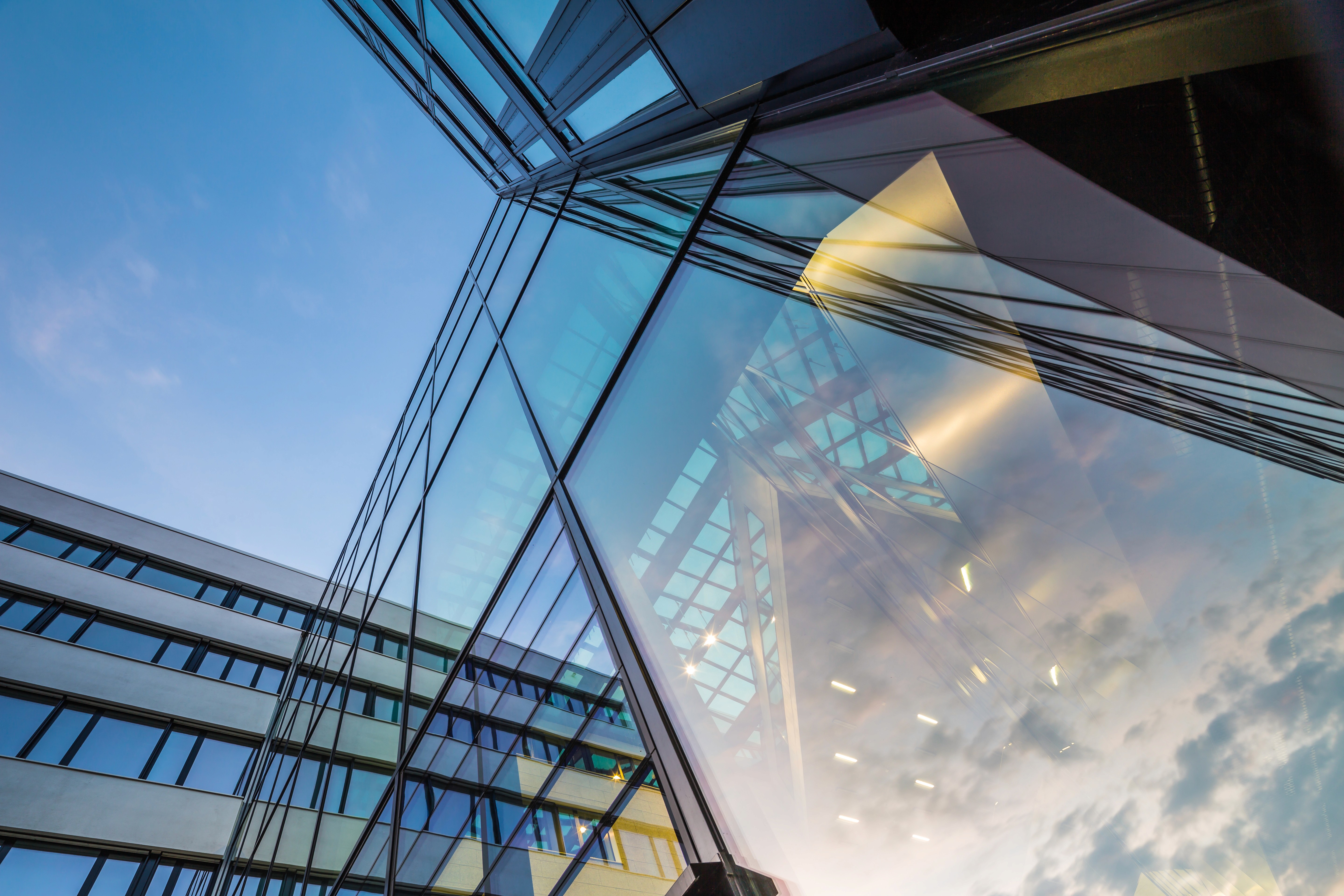 Moderne Immobilienfassade mit Glasfront als referenz für hochwertige Immobilienberatung