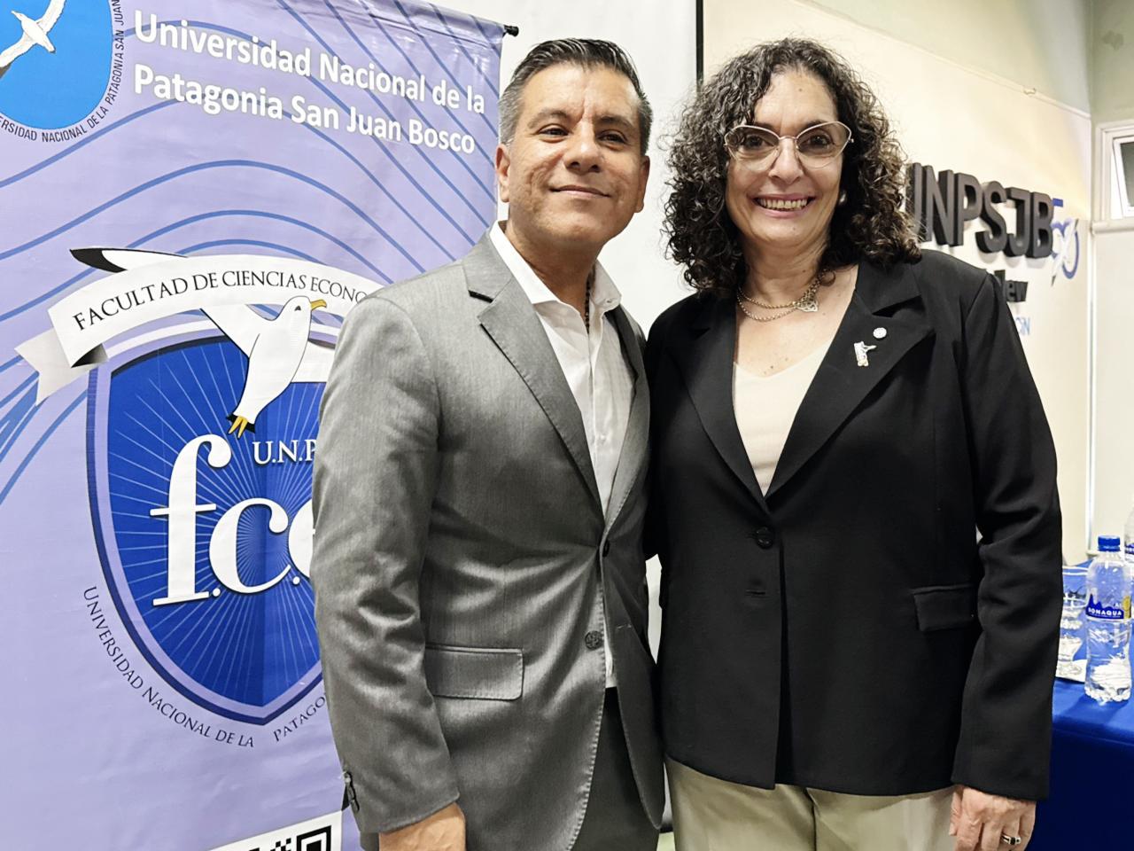 Facundo Ball junto a la presidenta del Concejo Deliberante de Trelew, Claudia Monají.