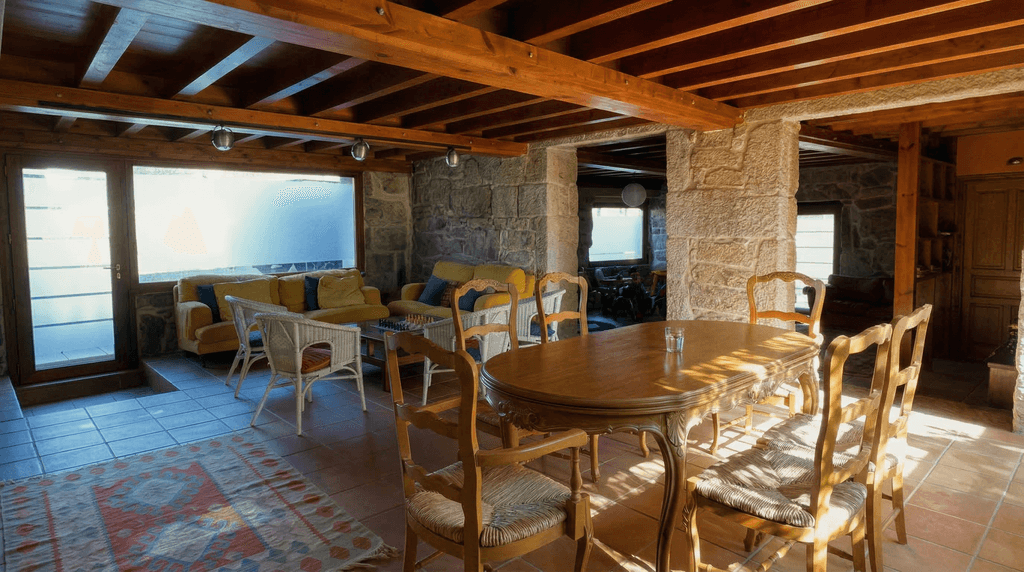 Sala de estar con vigas de madera en Casa Cruceiro - Turismo rural Arbo, Pontevedra