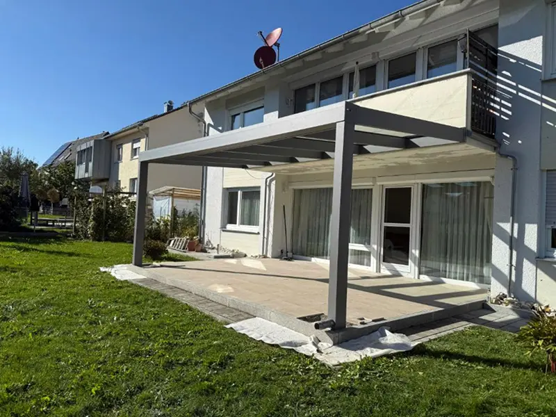Terrassenüberdachung in Trossingen – Gesamtansicht des fertigen Projekts
