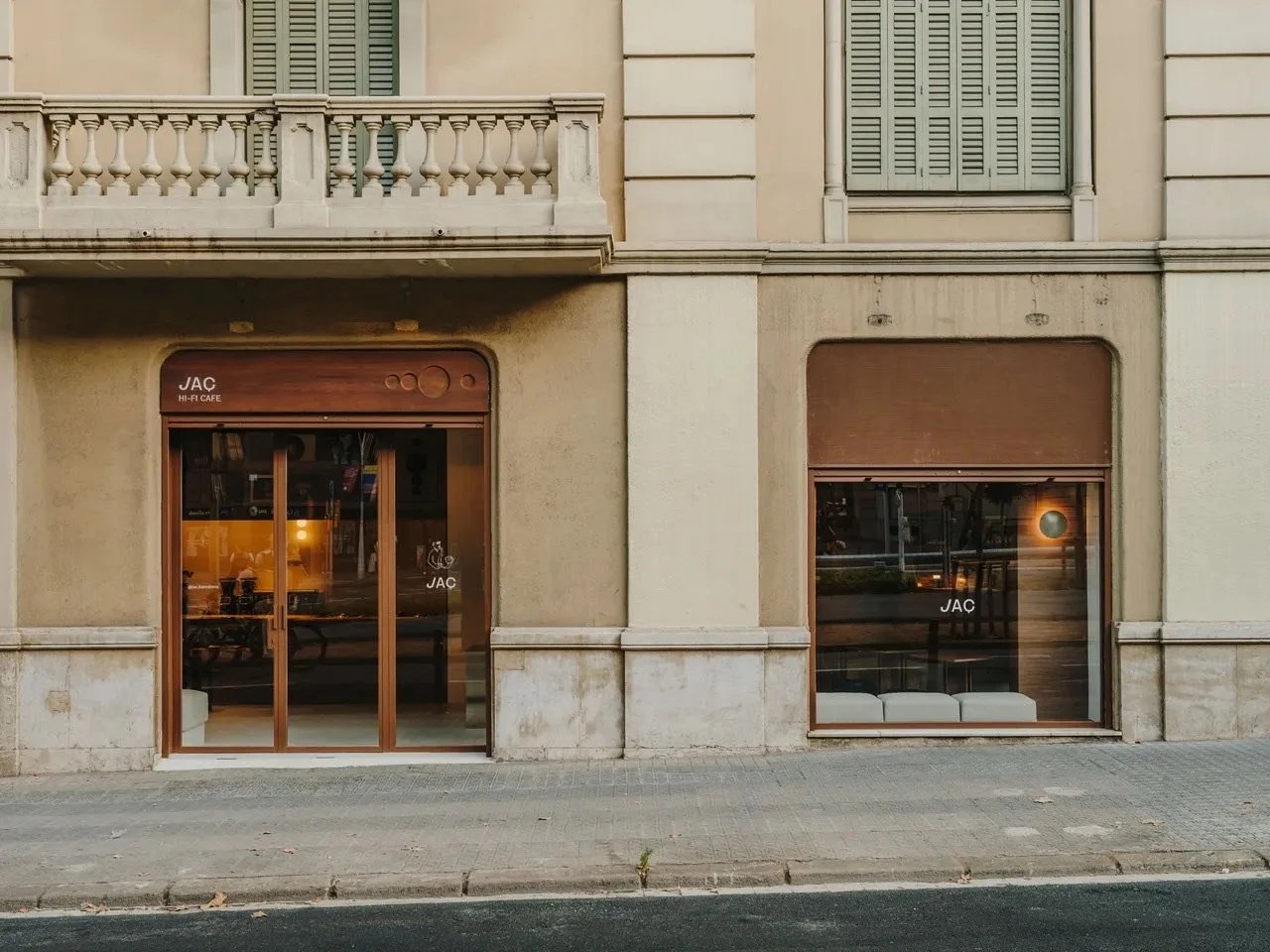 Una introducción a Barcelona a través de sus barrios, su arquitectura, su gastronomía y sus ritmos cotidianos. Una perspectiva personal de la ciudad y de aquello que la hace sentir como un hogar.