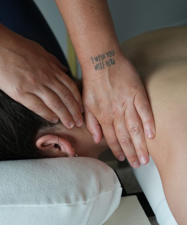 massage des cervicales pour soulager les tensions au cou et améliorer la mobilité
