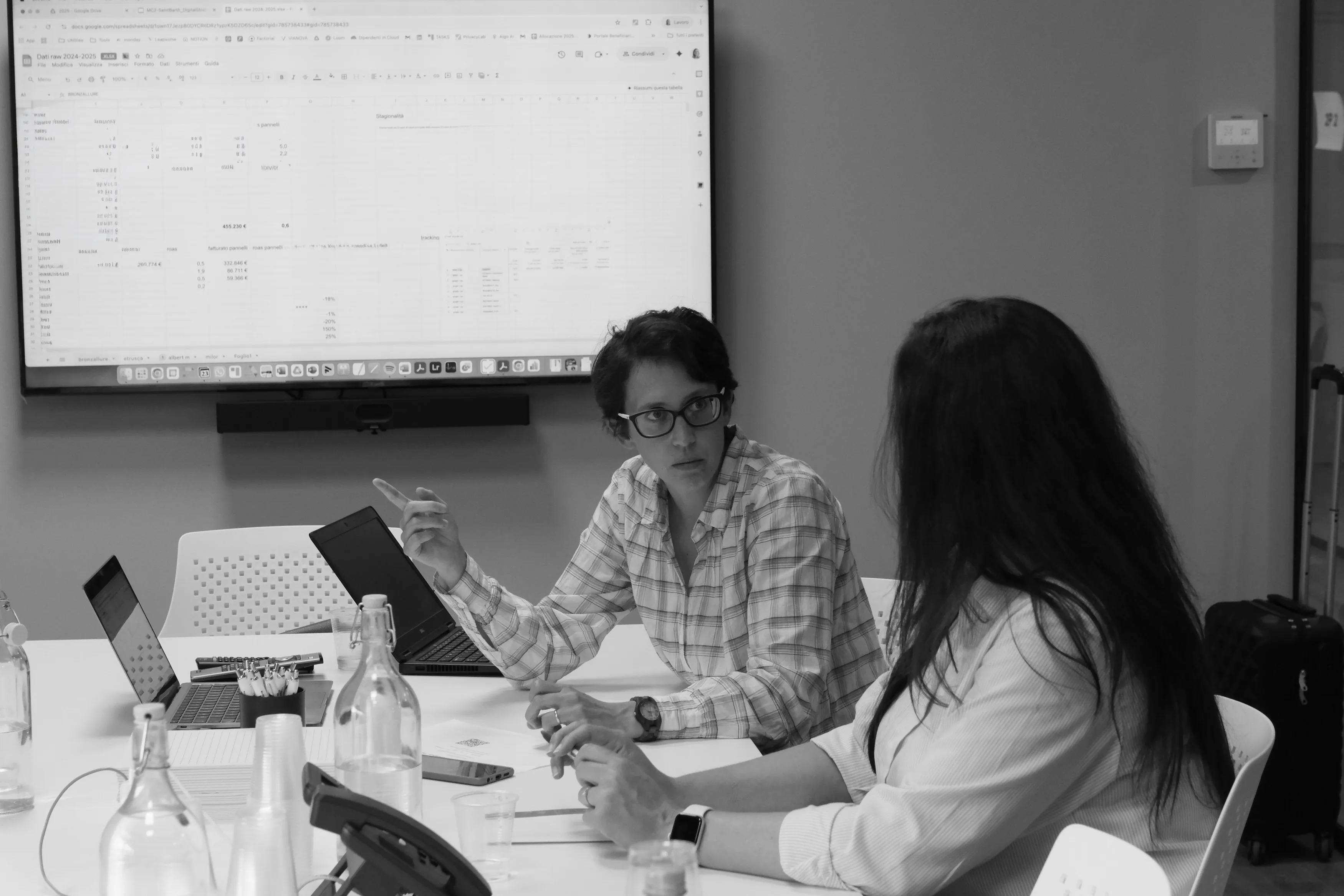 due persone che parlano, sedute in ufficio