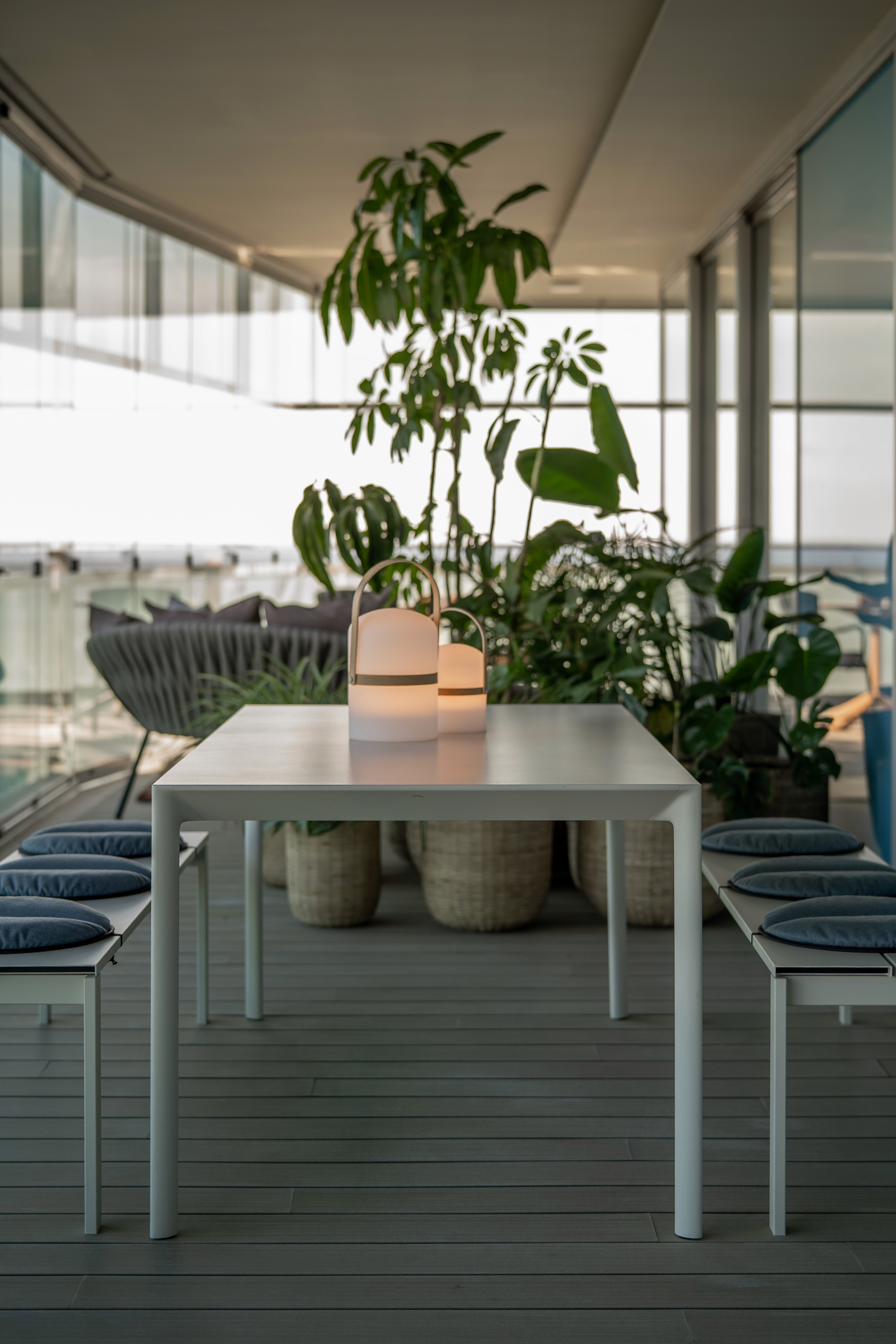 Zona comedor en terrza acristalada