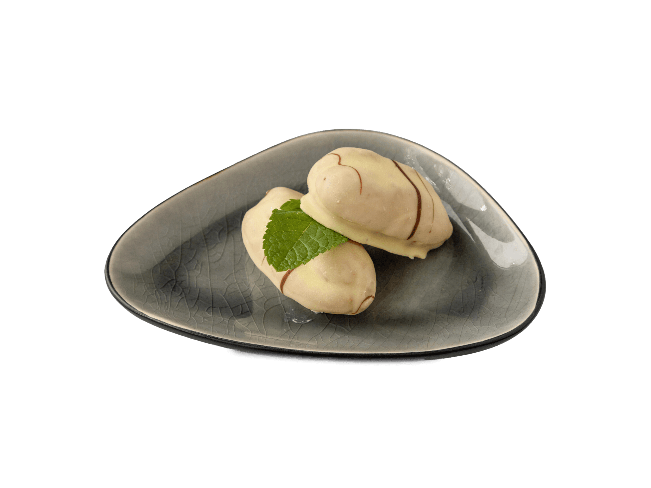 een stuk Zalm Kaas Roll sushi op een grijs keramisch bord met paarse shisoblaadjes, gevuld met zalm, roomkaas en avocado