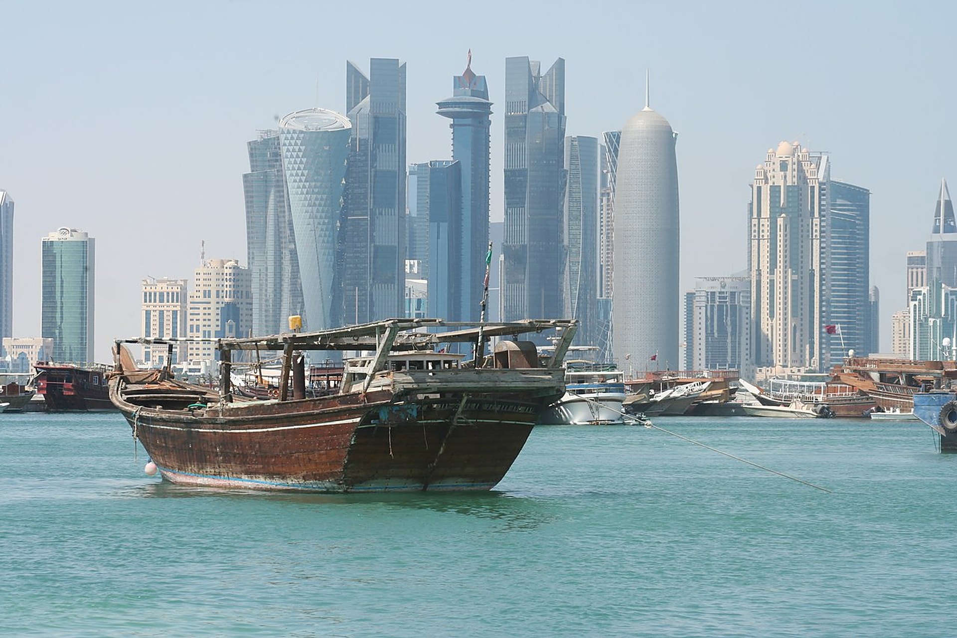 La skyline de West Bay, le quartier d'affaires de Doha, vue depuis la baie