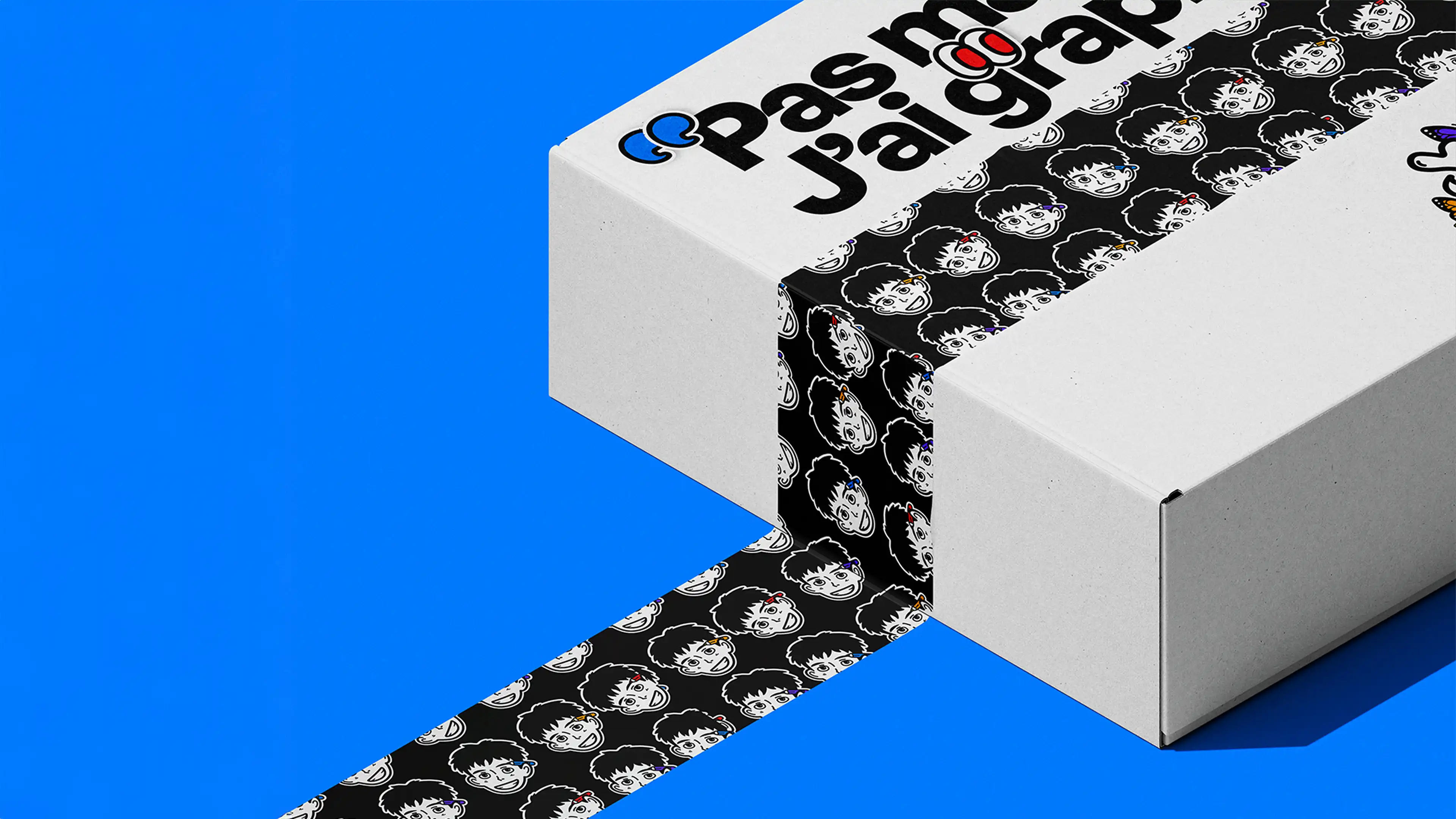 Boîte d'expédition blanche Youyou Studio fermée avec ruban adhésif personnalisé noir décoré de têtes des mascottes style cartoon en blanc répétées en pattern, texte Pas maintenant, j'ai graphisme visible sur le dessus, sur fond bleu vif en perspective isométrique