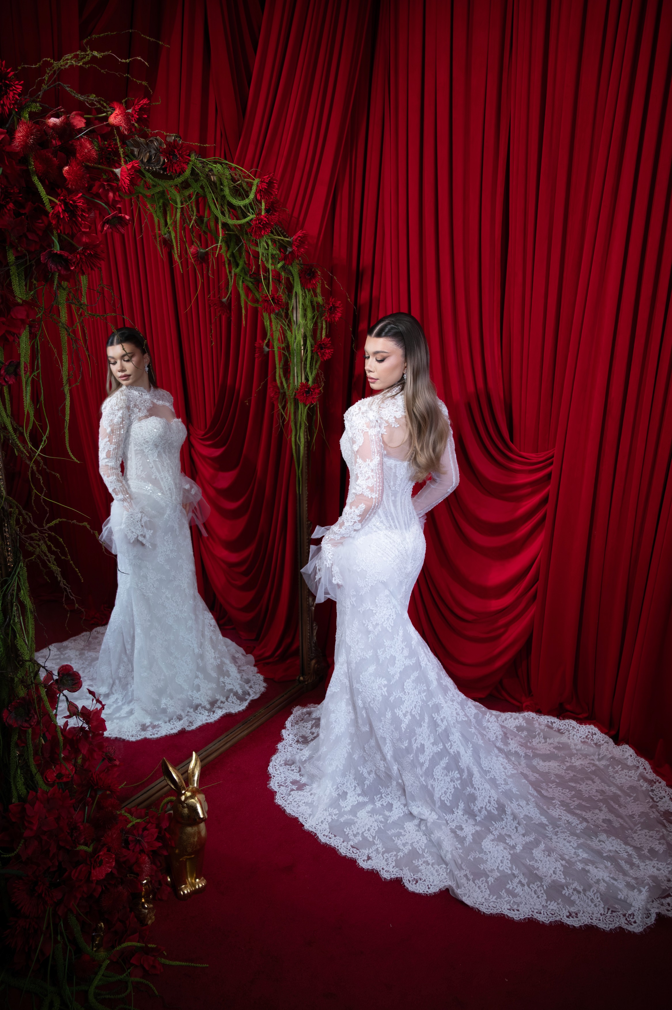 Mireasă fotografiată singură într-un decor dramatic cu draperii roșii și lumină caldă, ședință foto bridal în București