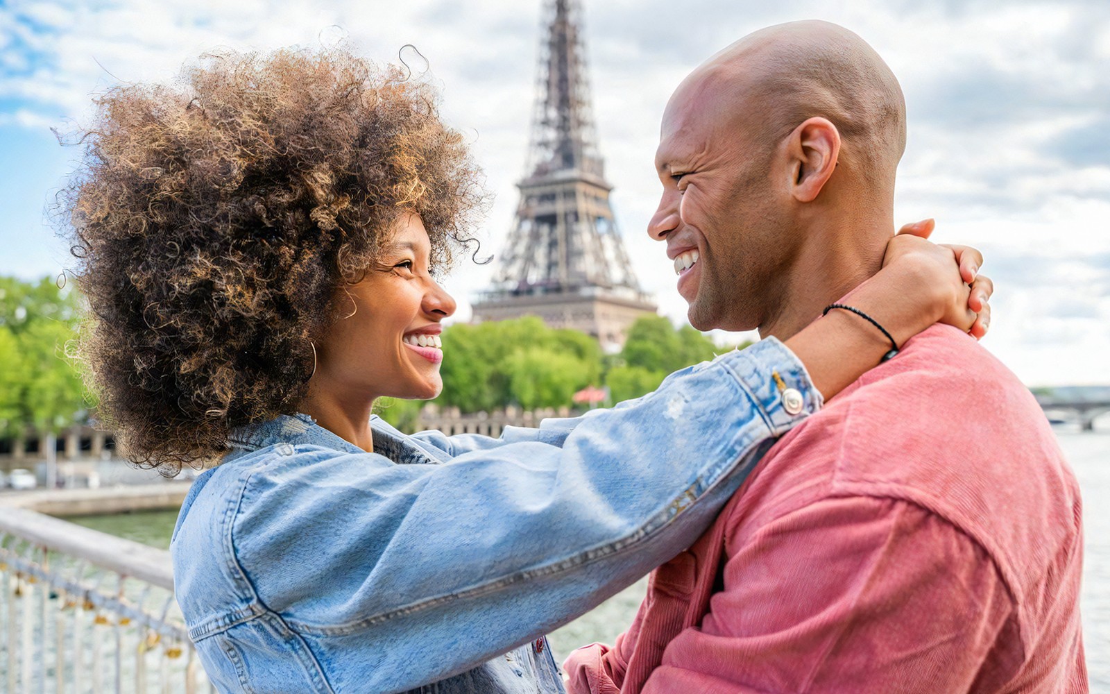 Một cặp đôi ôm nhau với tháp Eiffel phía sau trong buổi chụp ảnh riêng tại Paris.