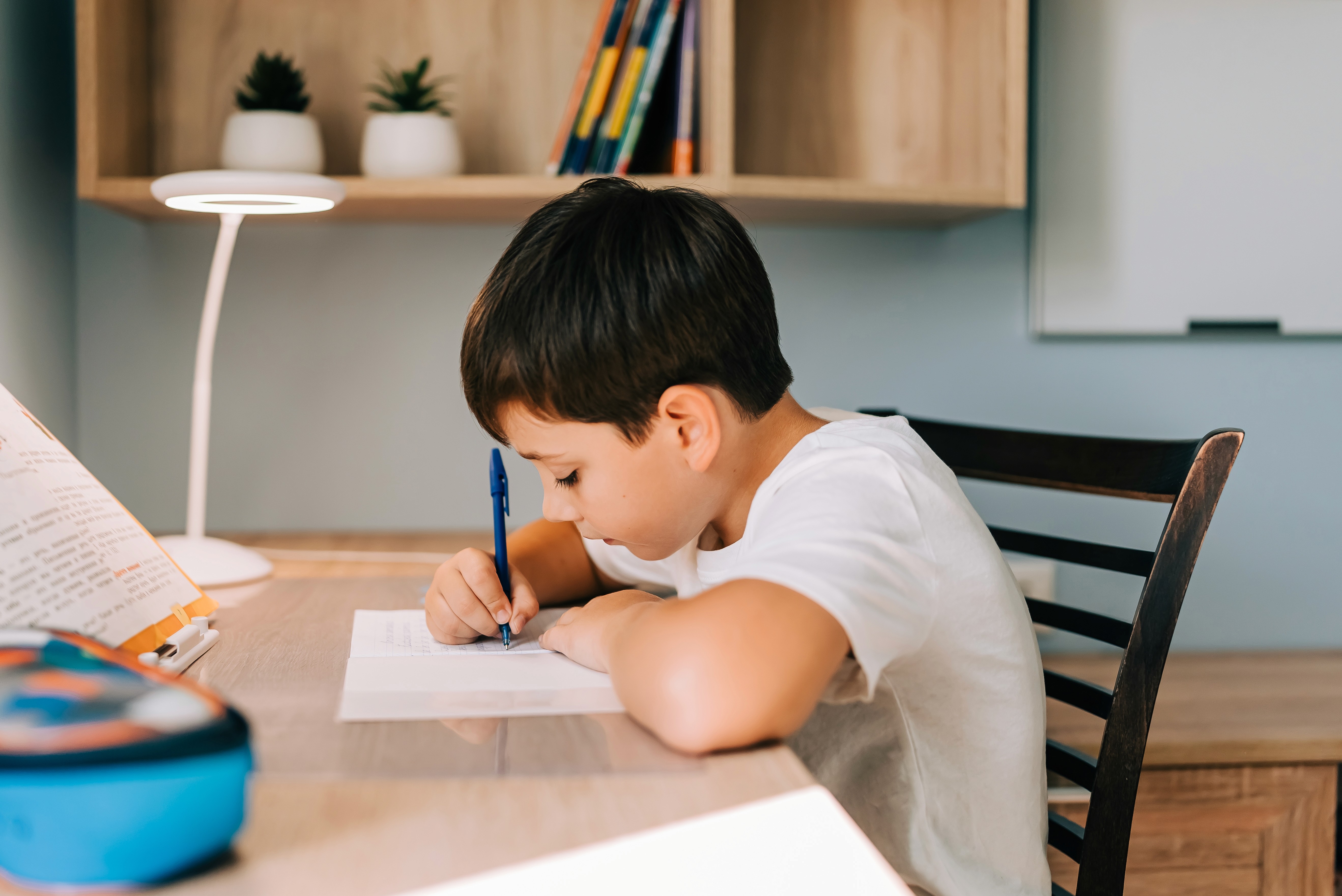 Junge macht Hausaufgaben