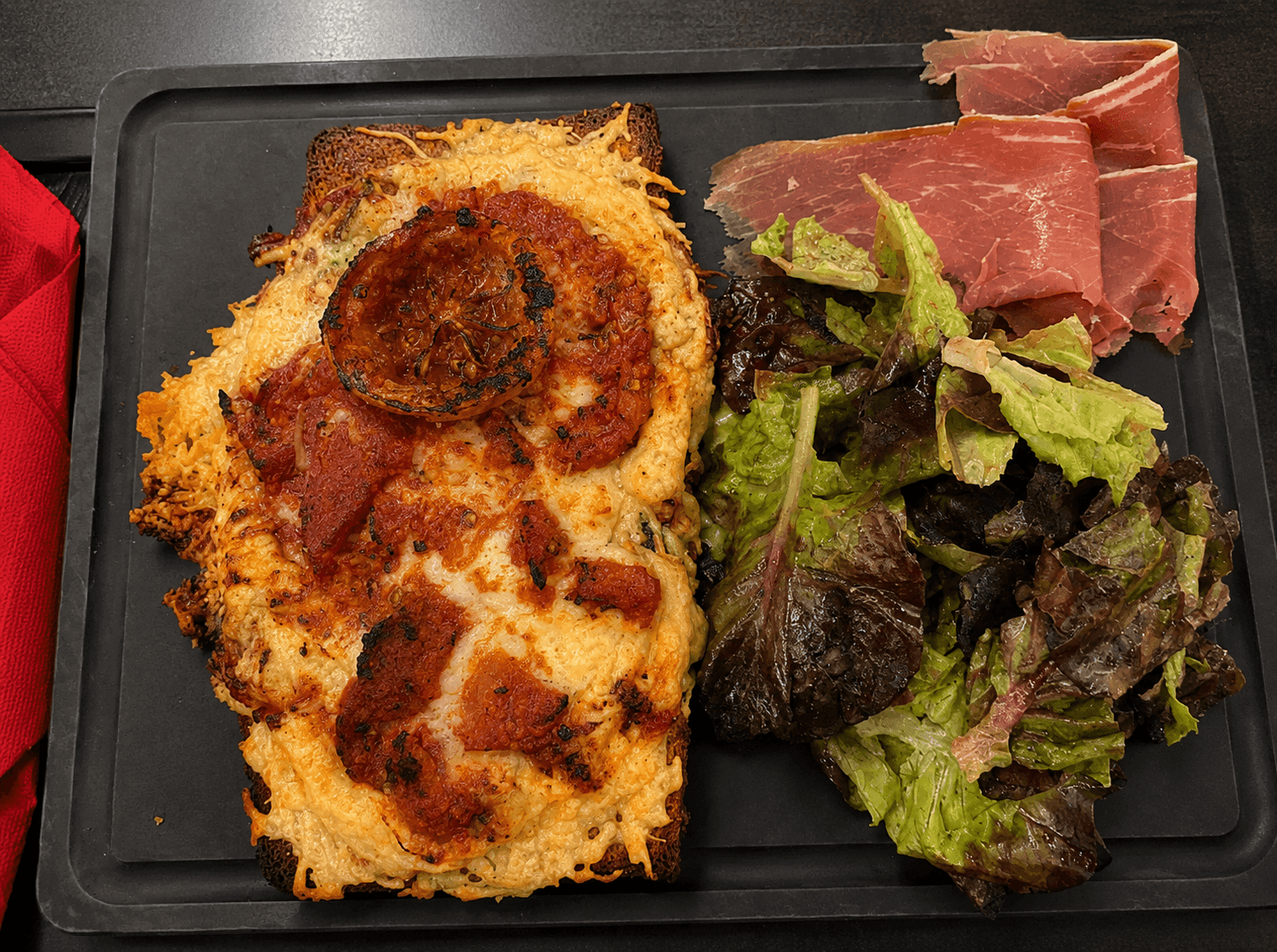 Tartine végétarienne gratinée aux légumes et emmental
