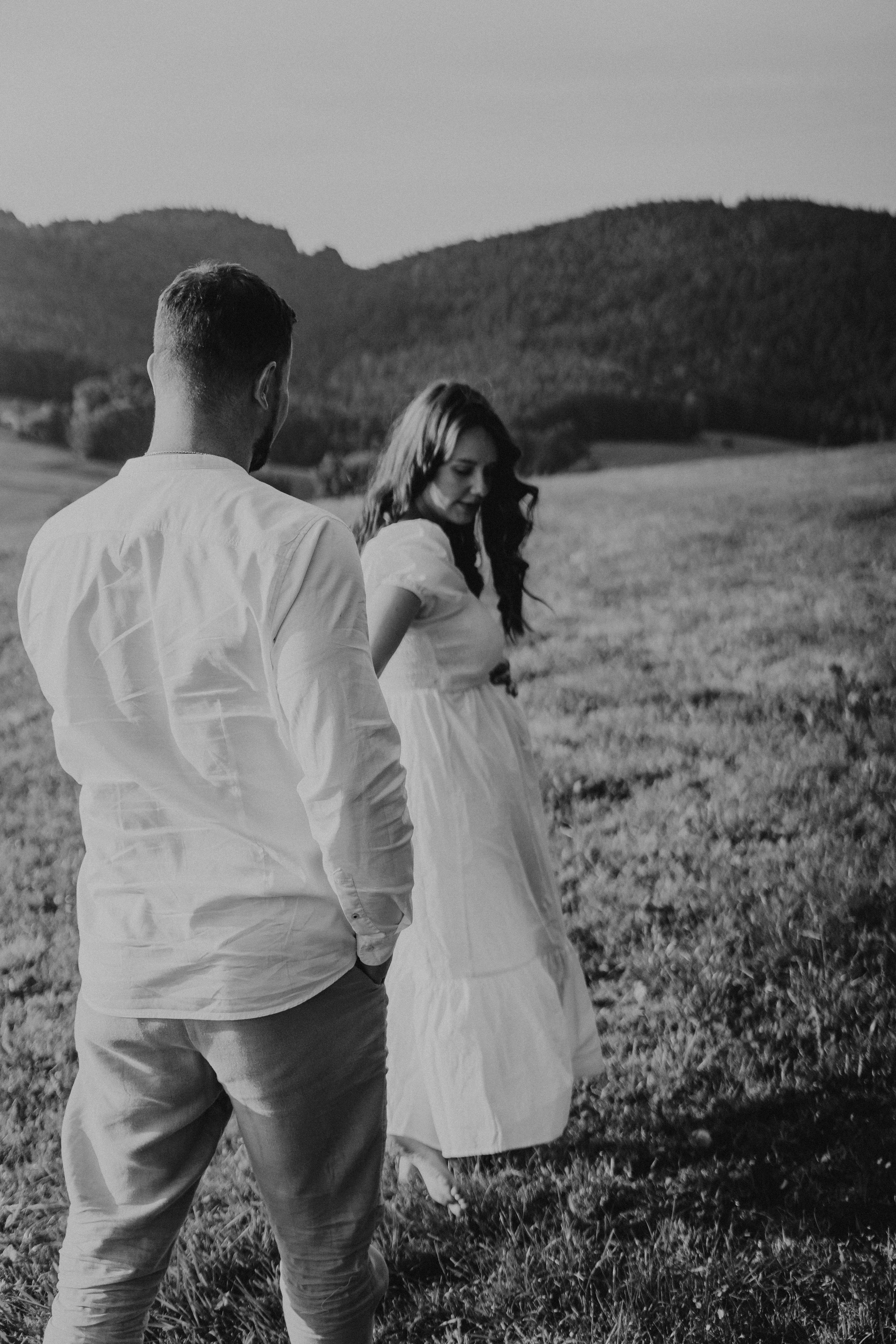 Paarfotografie in Bogen, Bayern – werdende Eltern bei einem natürlichen Outdoor Fotoshooting in den Bergen.