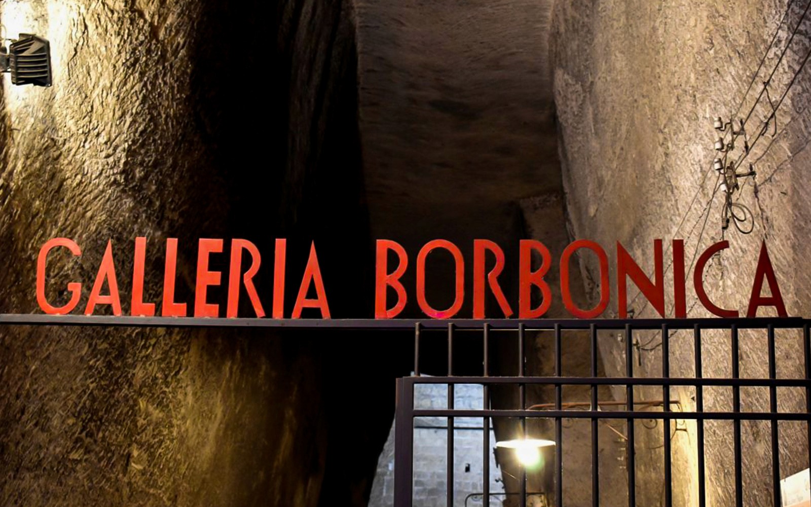 Ingang van de Galleria Borbonica in Napels, Italië, als onderdeel van de begeleide Bourbon Tunnel-tour.