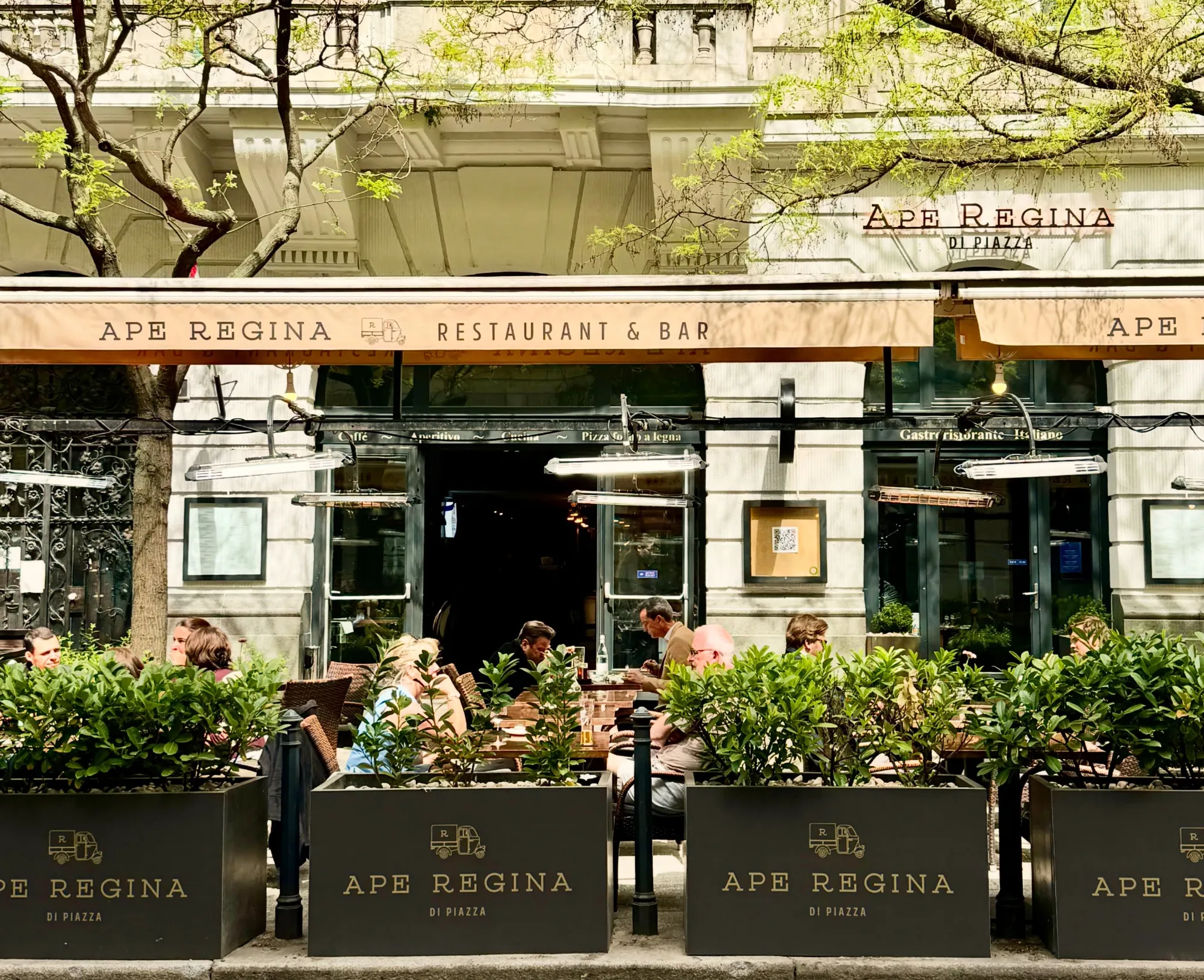 The terrace of Ape Regina Di Piazza on Vécsey Street