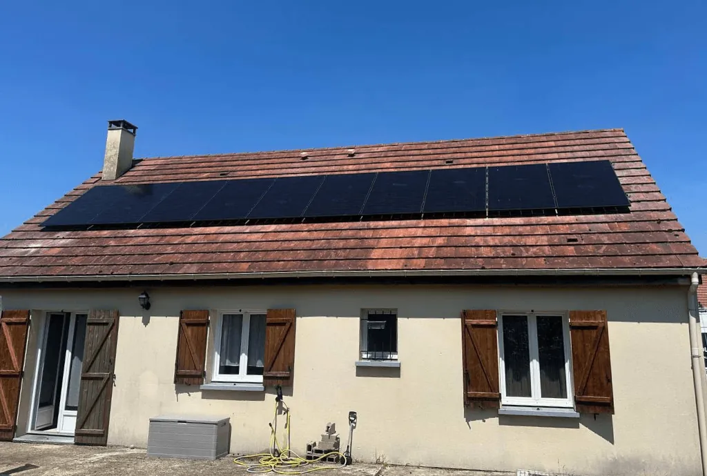 Photo d'une maison à Donnemain-Saint-Mamès équipée de panneaux photovoltaïques dont l'installation a été faite par Solarock.