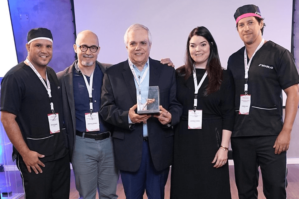 Brasília conquista o prêmio “Cirq de Ouro” após marco de 100 cirurgias robóticas de coluna.