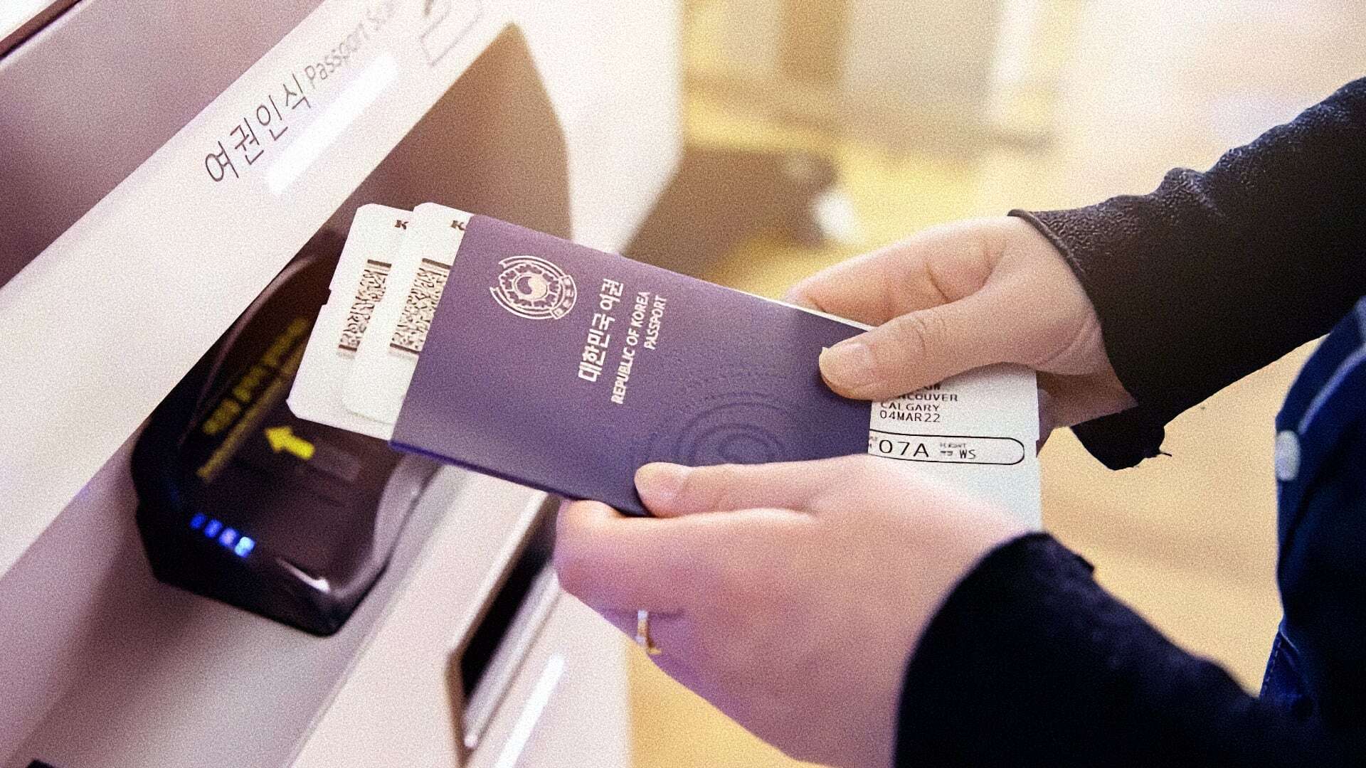 Quét hộ chiếu và boarding pass tại kiosk nhập cảnh tự động sân bay Hàn Quốc