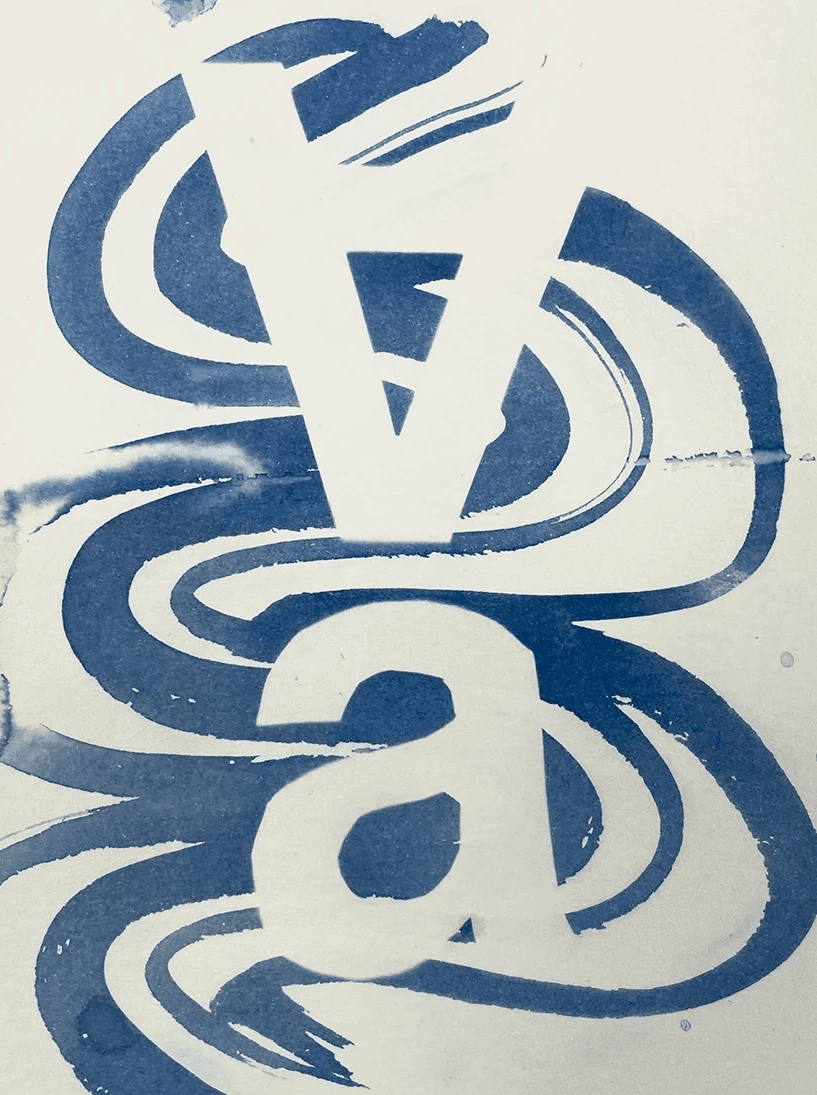 Cyanotypie-Komposition aus filigranen Pflanzen und grafischen Zahlen, künstlerische Verbindung von Natur und Typografie.