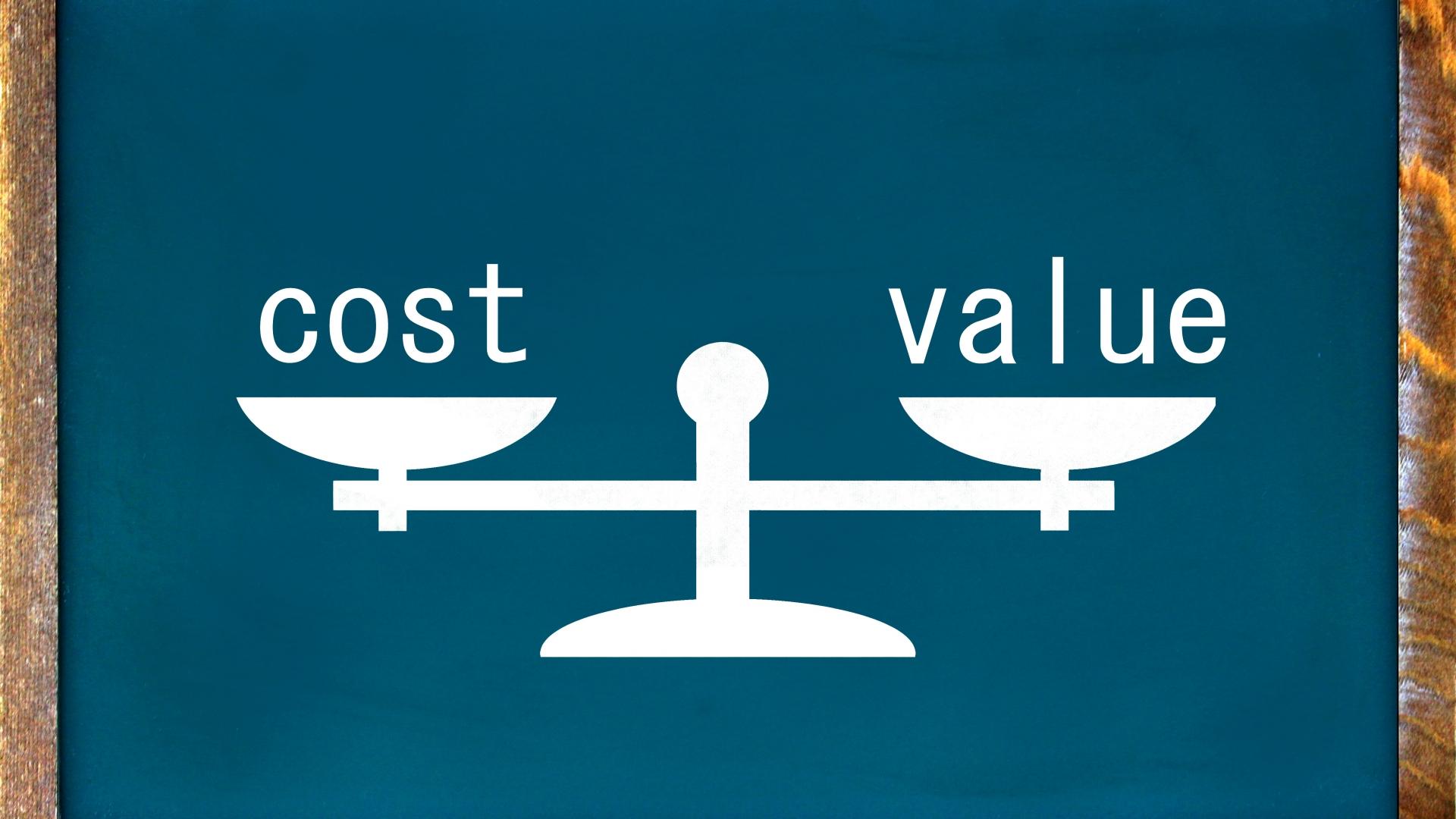 コストとバリューのバランスを示す天秤のイラスト